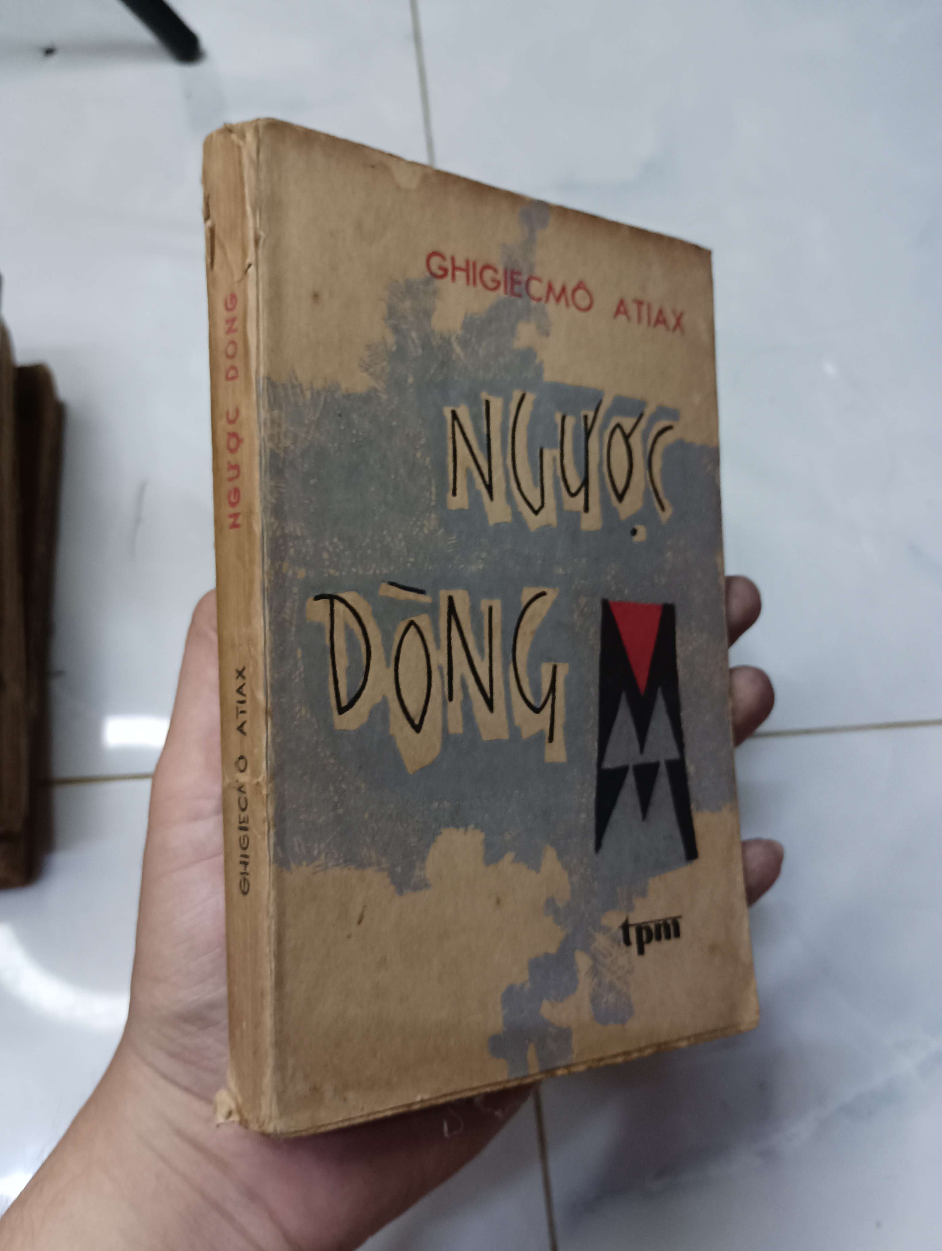 Ngược dòng - Ghigiecmô Atiax 1979 70% ố (Văn học nước ngoài) HLSC