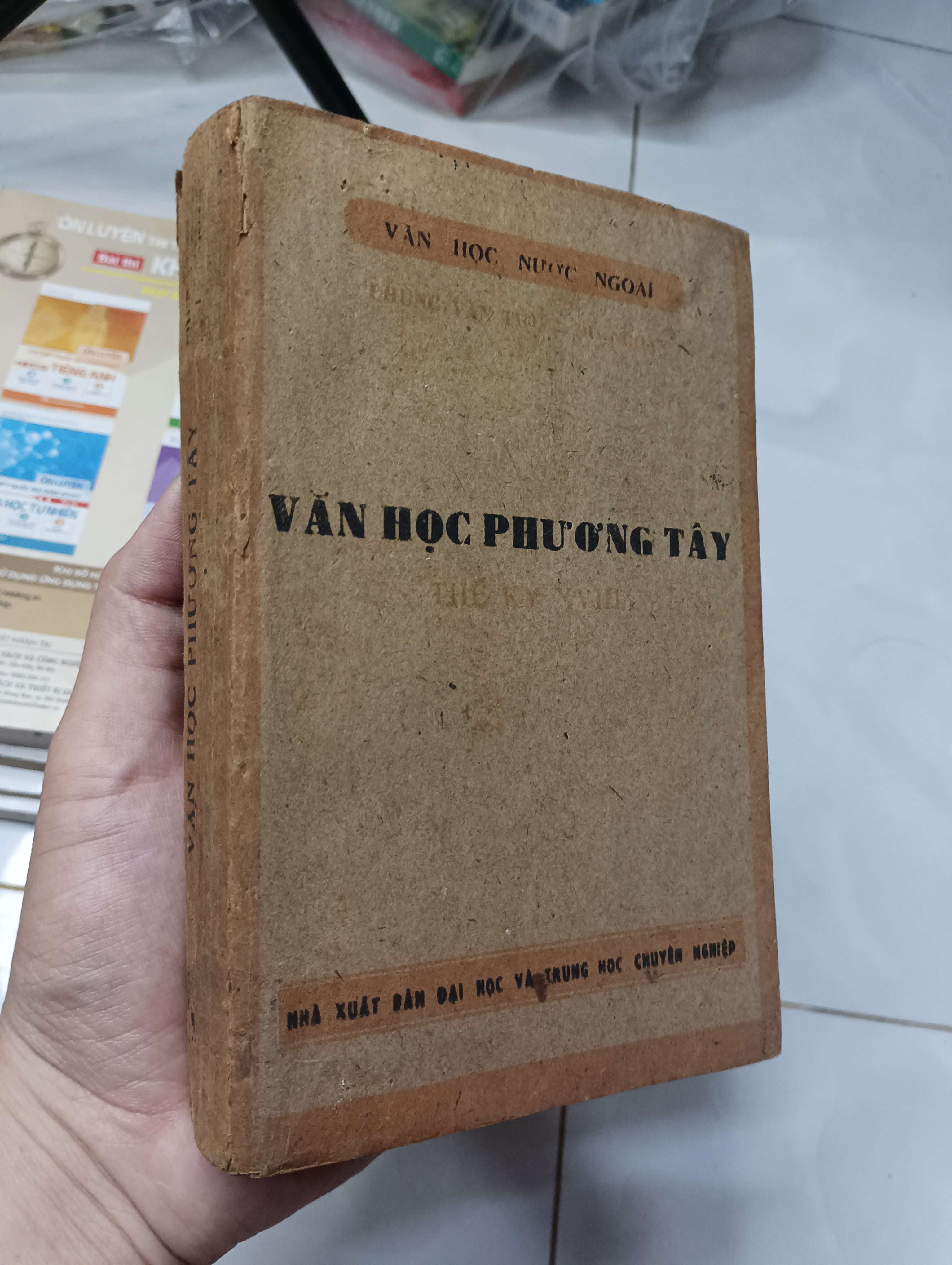 Văn học Phương Tây - Thế kỷ XVIII 1985 70% ố bìa xấu có viết (Sách văn học) HLSC