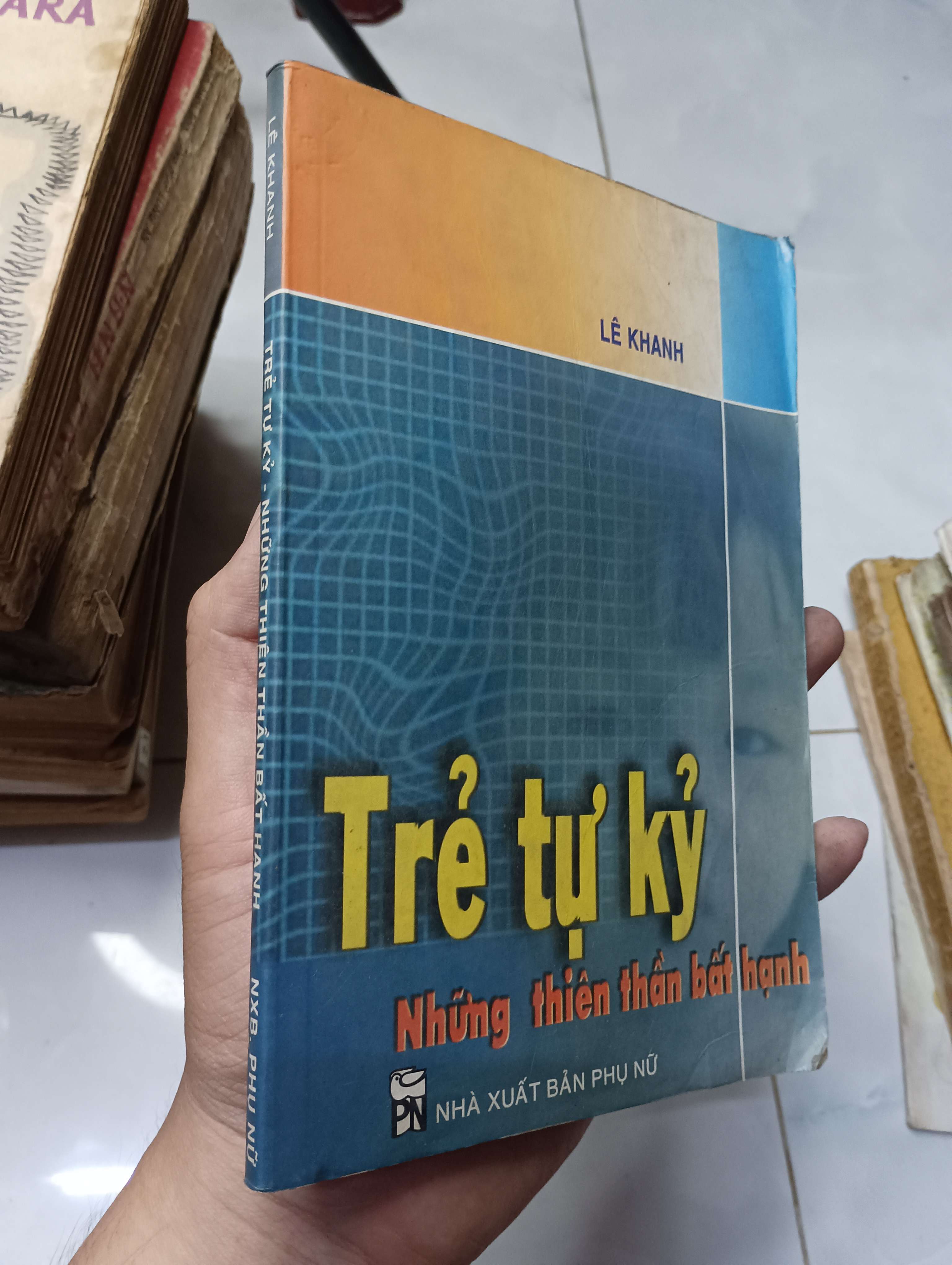 Trẻ tự kỷ: Những thiên thần bất hạnh - Lê Khanh 2004 80% bìa hơi dơ (Sách tâm lý học - giới tính) HLSC