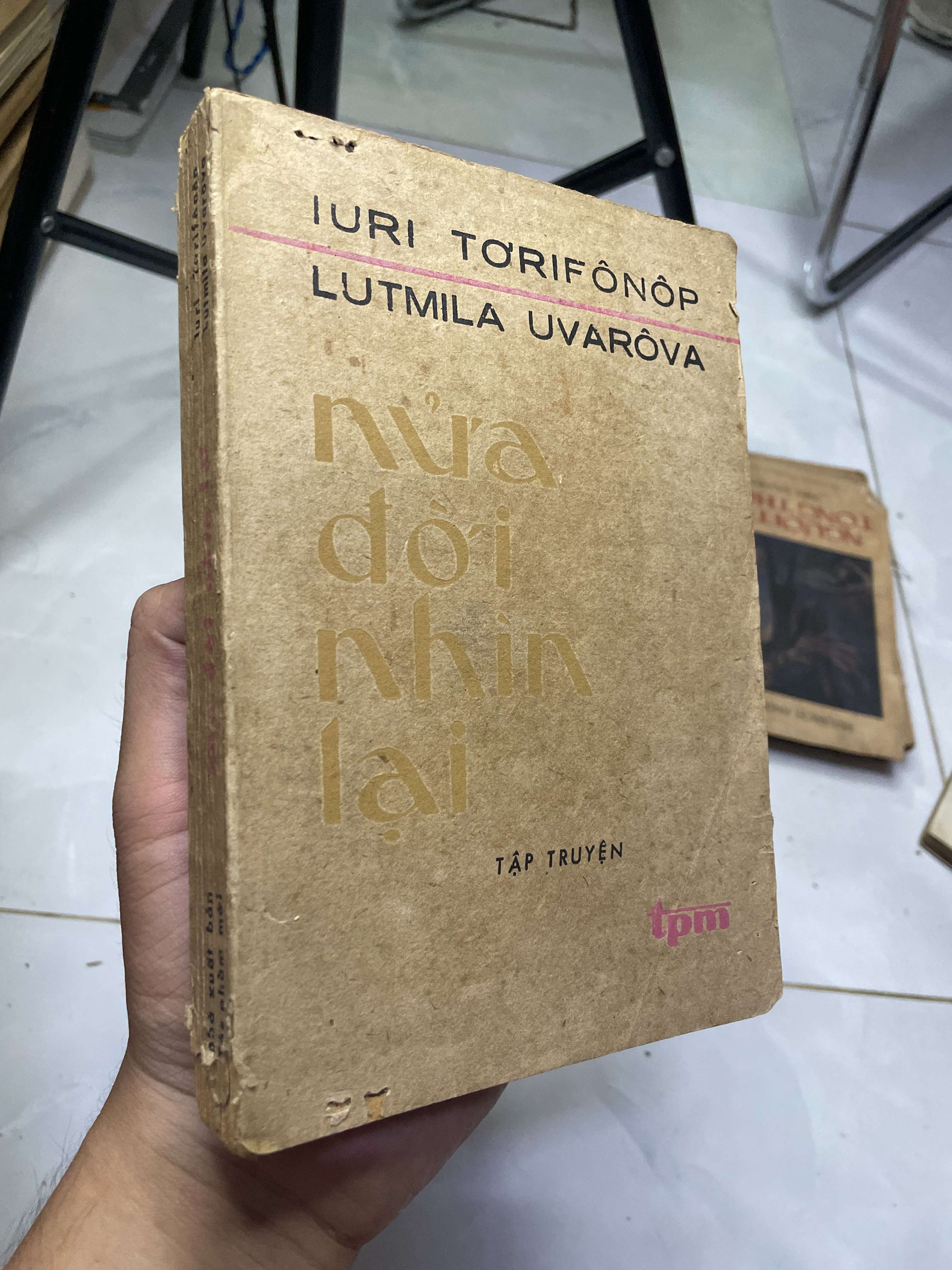 NỬA ĐỜI NHÌN LẠI - IURI TORIFÔNÓP, LUTMILA UVARÔVA 1982 70% gáy hơi xấu có viết (Văn học nước ngoài) HLSC