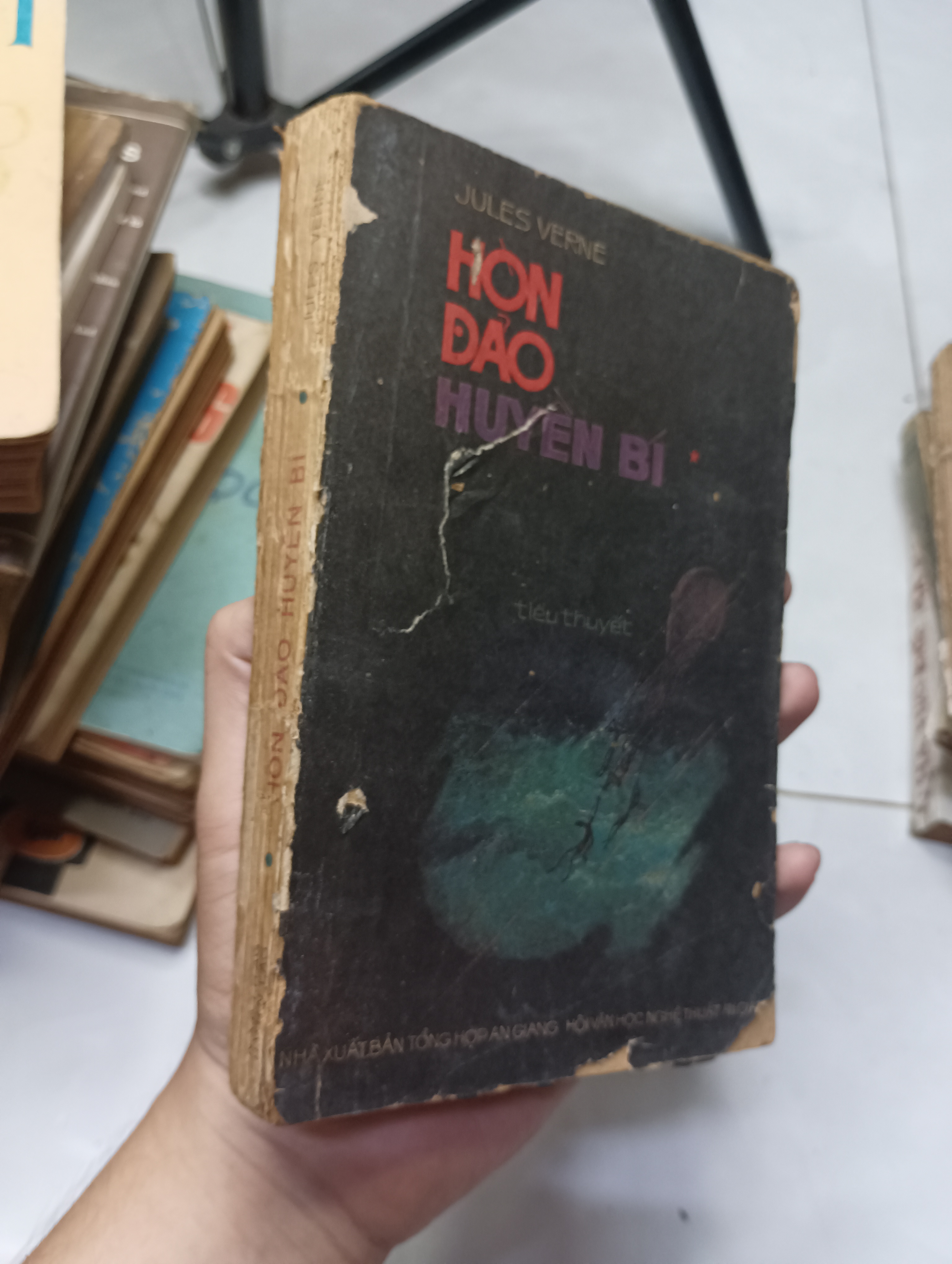 Hòn đảo huyền bí - Jules Verne 1987 70% ố bìa xấu (Tiểu Thuyết) HLSC