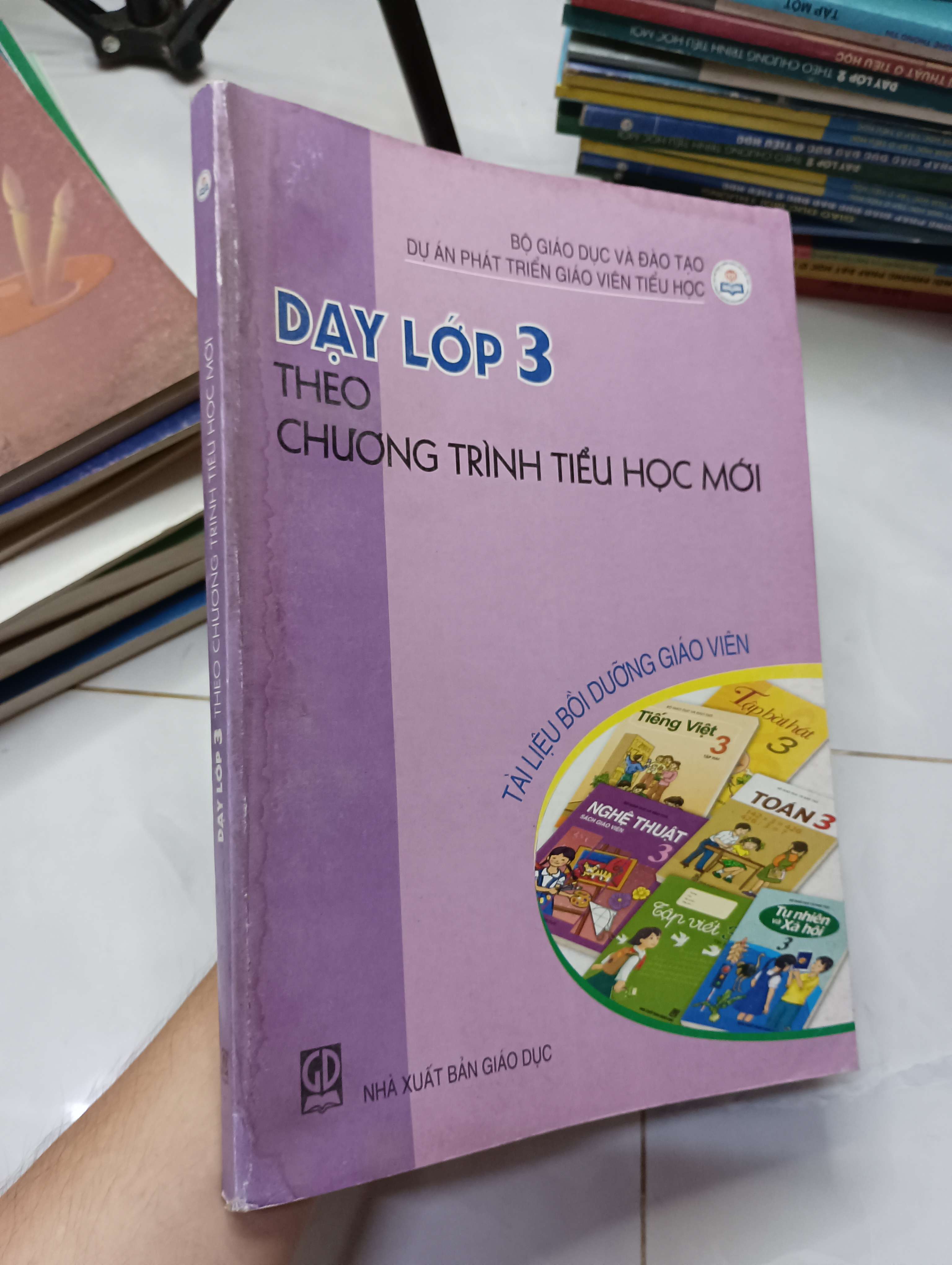 Dạy lớp 3 theo chương trình tiểu học mới (Tài liệu bồi dưỡng giáo viên) 2006 80% bìa hơi dơ (Sách giáo khoa - giáo trình) HLSC