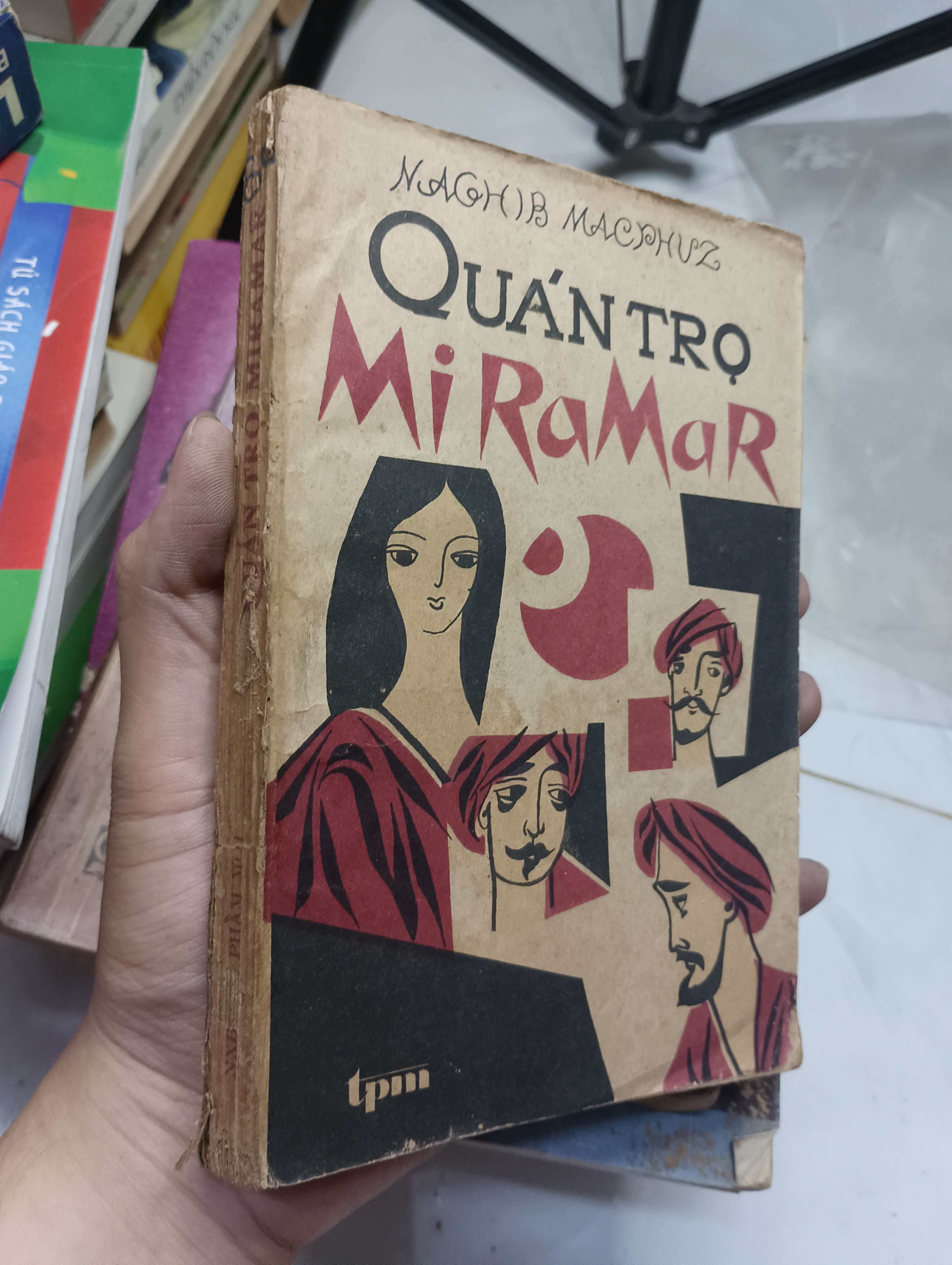 Quán trọ Miramar - Naguib Mahfouz 70% gáy xấu góc bìa sau rách 1 chút (Tiểu Thuyết) HLSC