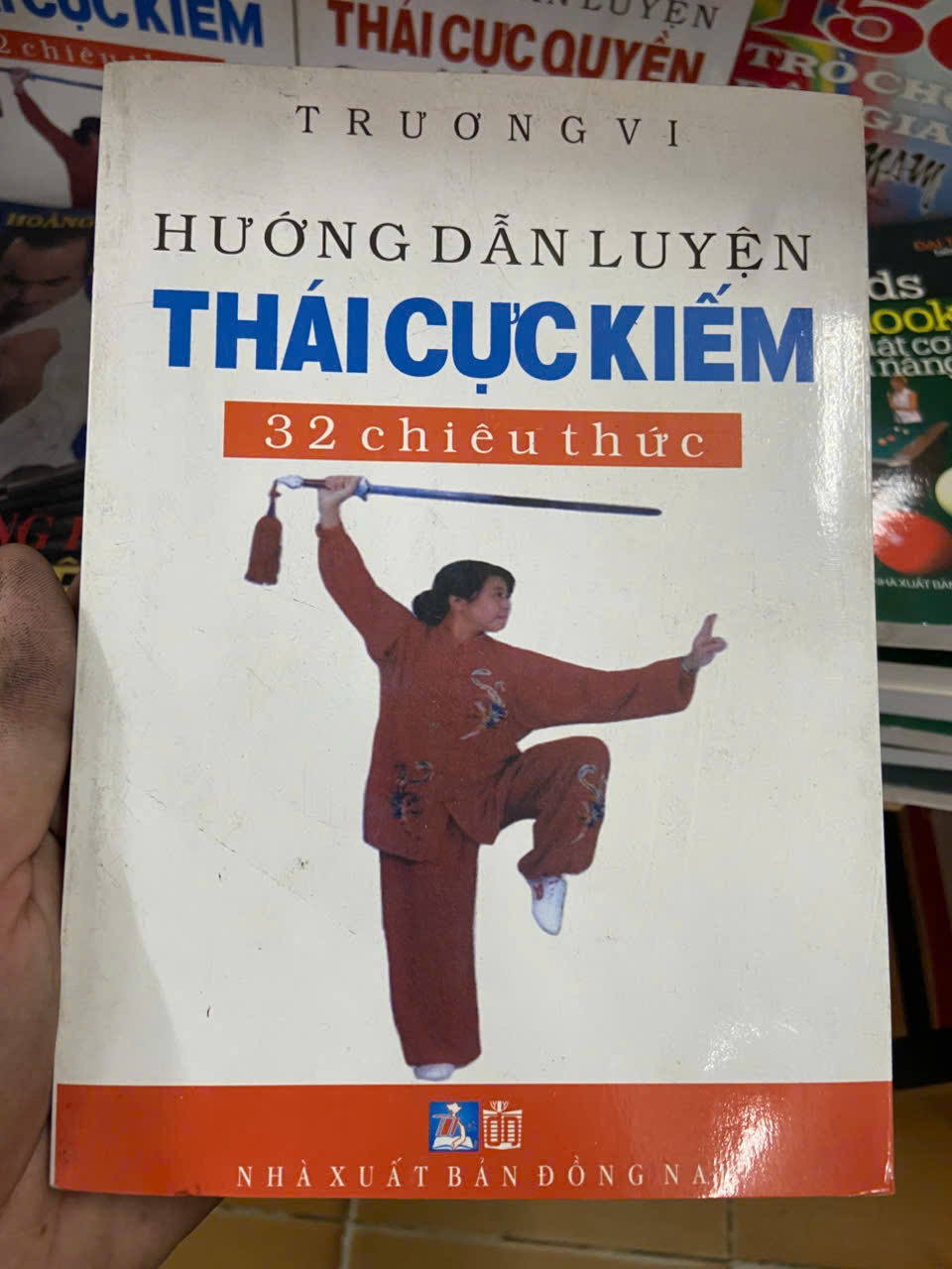 Hướng dẫn luyện thái cực kiếm 32 chiêu thức - Trương Vi Mới 80% (Sách kiến thức tổng hợp) VAVO