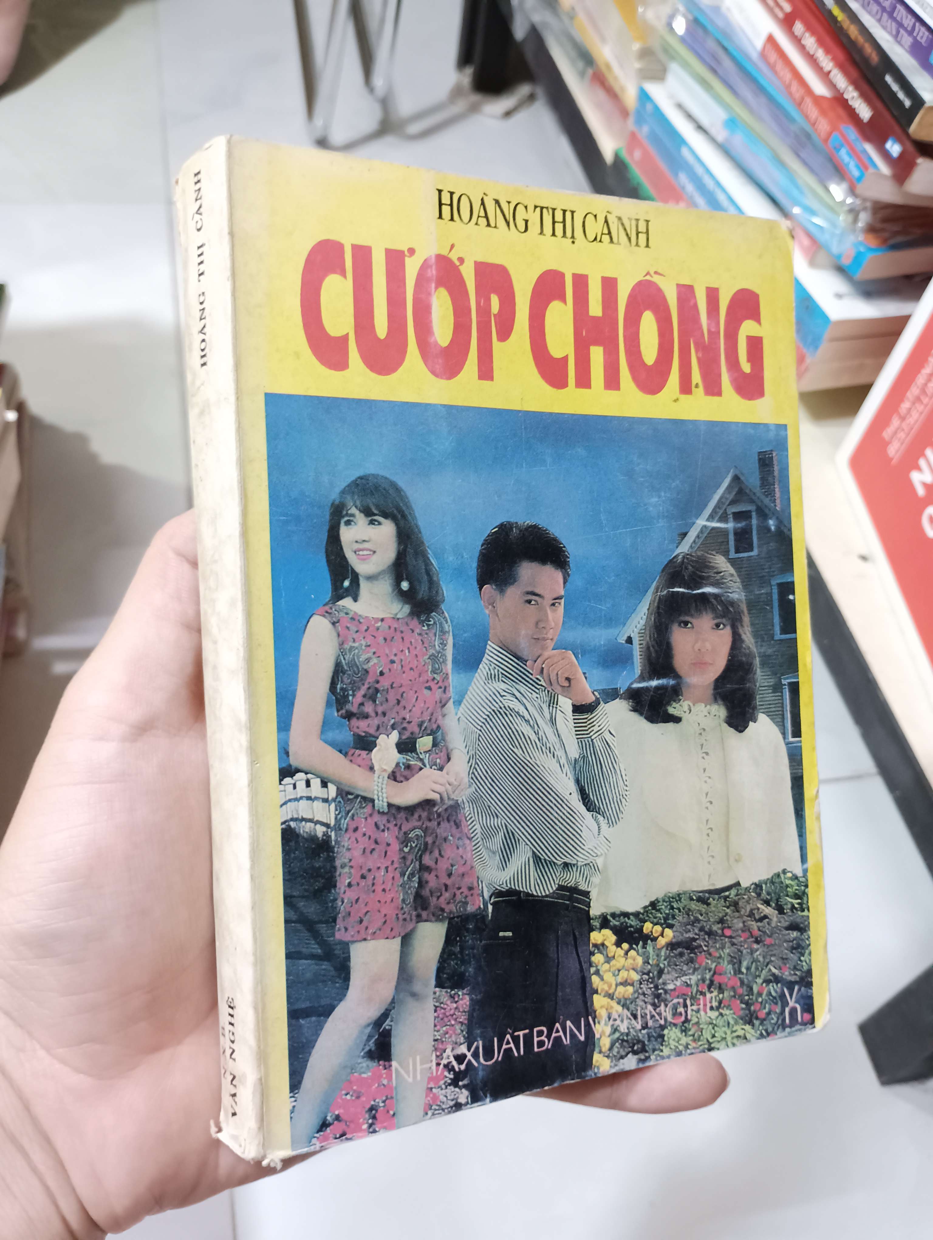 CƯỚP CHỒNG - Hoàng Thị Cảnh 1992 80% ố (Sách văn học) HLSC
