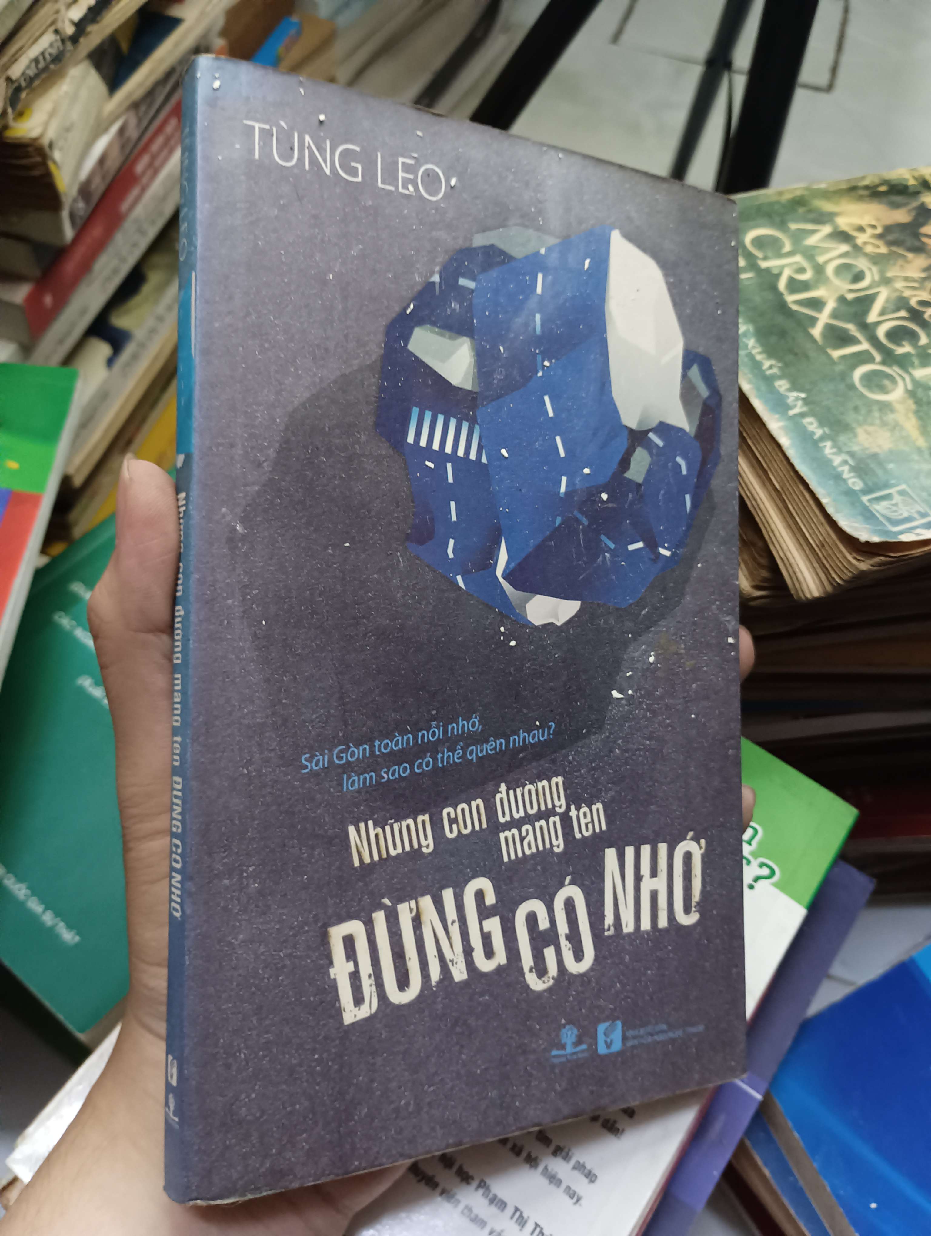 Những con đường mang tên Đừng có nhớ - Tùng Leo 2014 80% (Sách văn học) HLSC