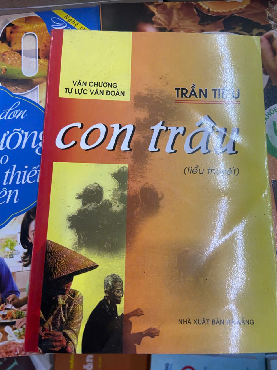 Con trâu - Trần Tiêu Mới 80% (Sách văn học) VAVO