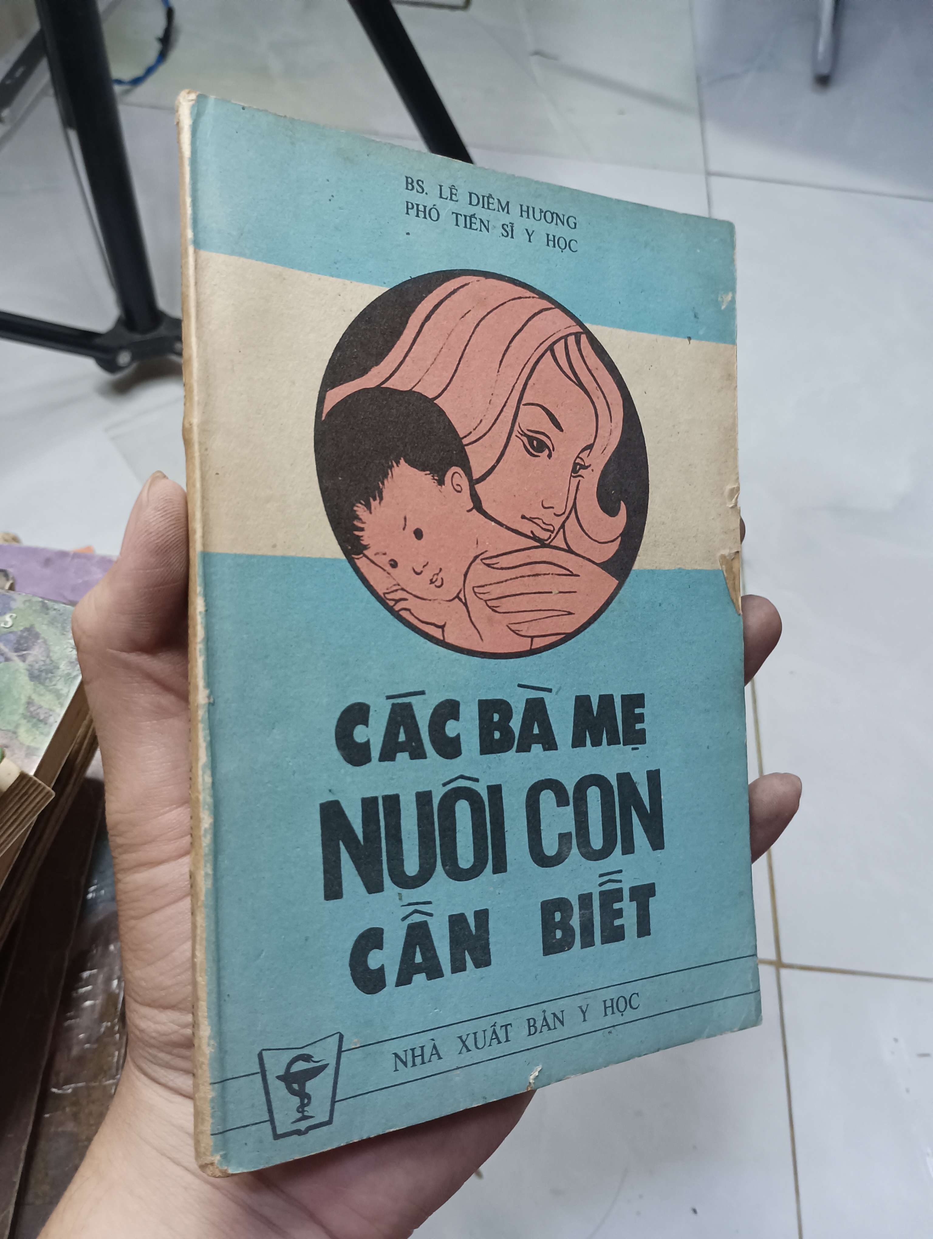 Các bà mẹ nuôi con cần biết - BS. Lê Diễm Hương 1986 70% rách nhẹ bìa trước (Sách dinh dưỡng - sức khỏe cho bé) HLSC
