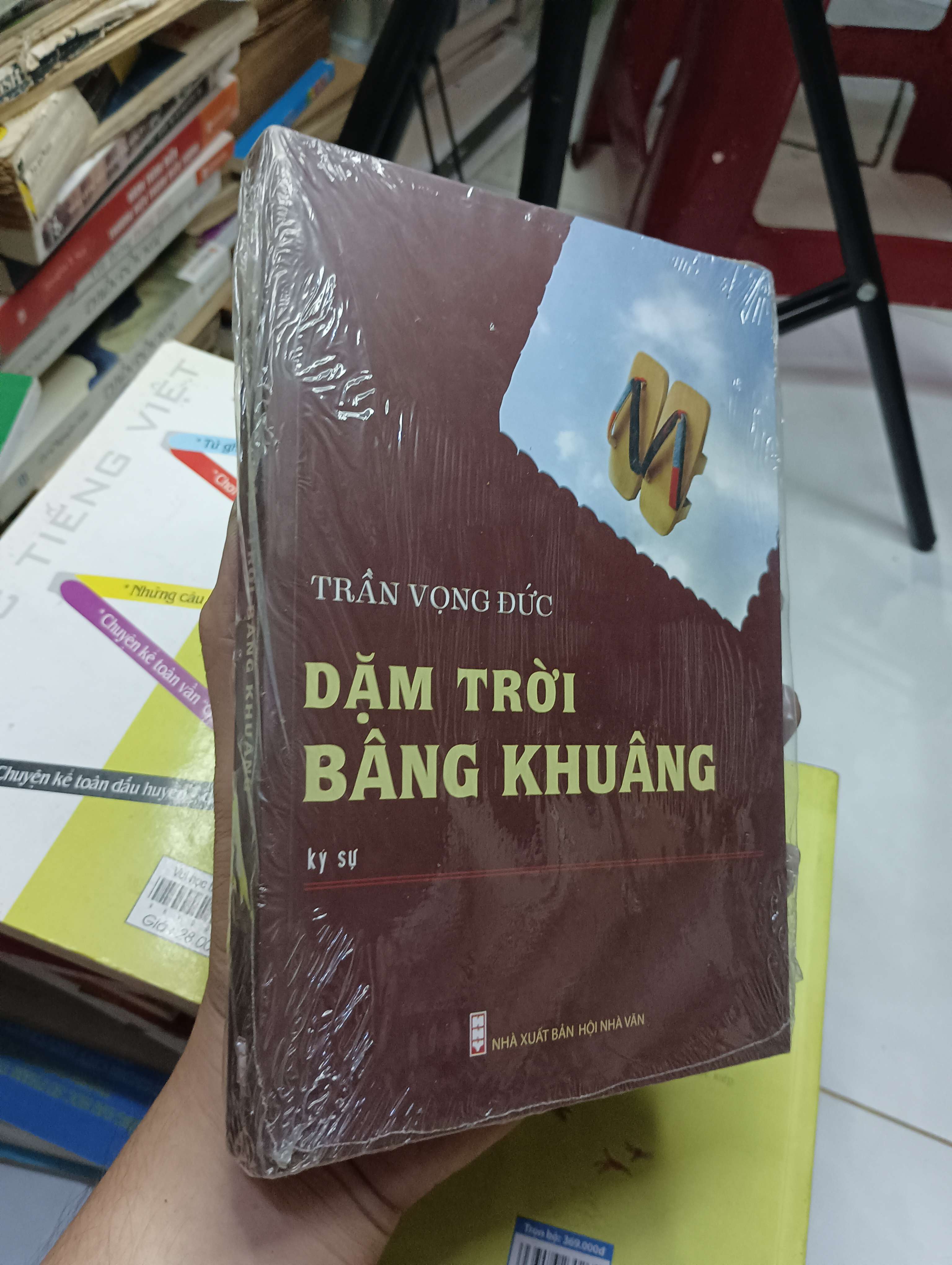 Dặm trời bâng khuâng - Trần Vọng Đức 0.9 (Sách văn học) HLSC