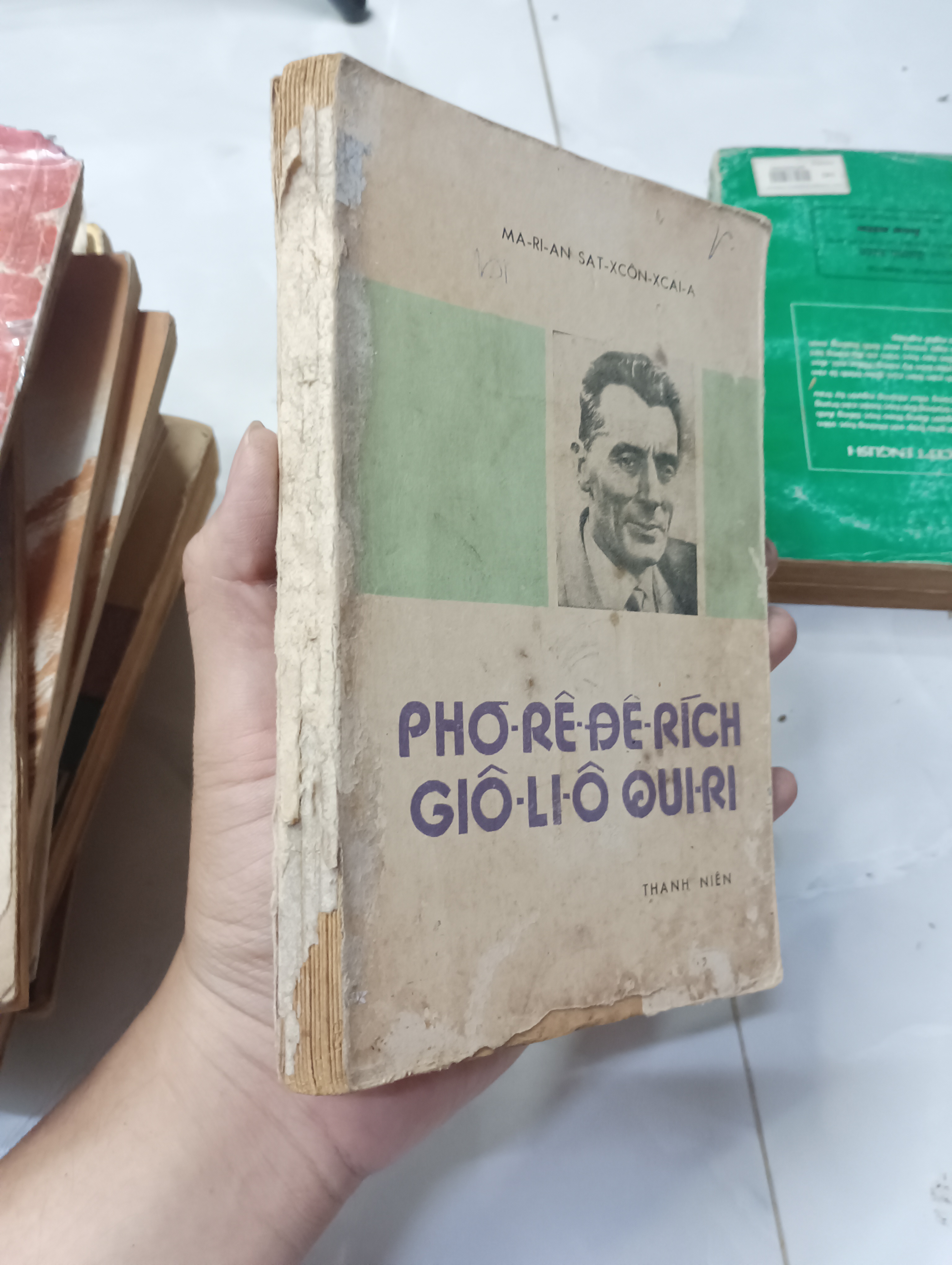 Pho-rê-đê-rích Giô-li-ô Qui-ri 1978 70% bìa xấu (Sách văn học) HLSC