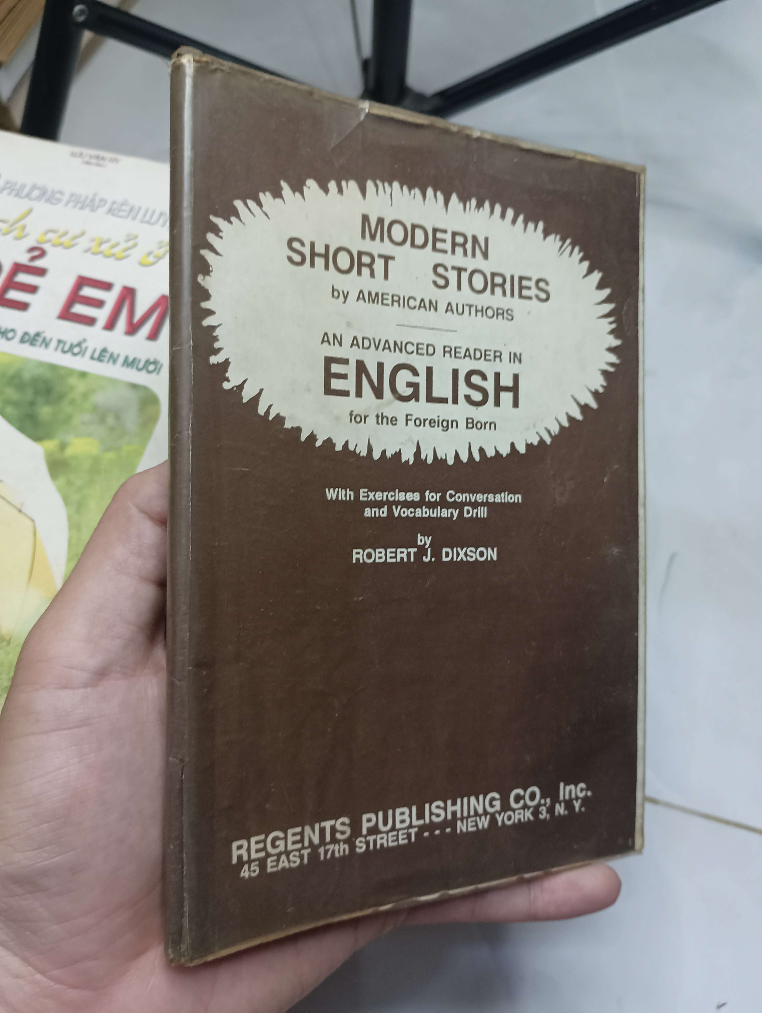 MODERN SHORT STORIES by AMERICAN AUTHORS (AN ADVANCED READER IN ENGLISH for the Foreign Born) - Robert J. Dixson 70% ố (Sách học ngoại ngữ) HLSC
