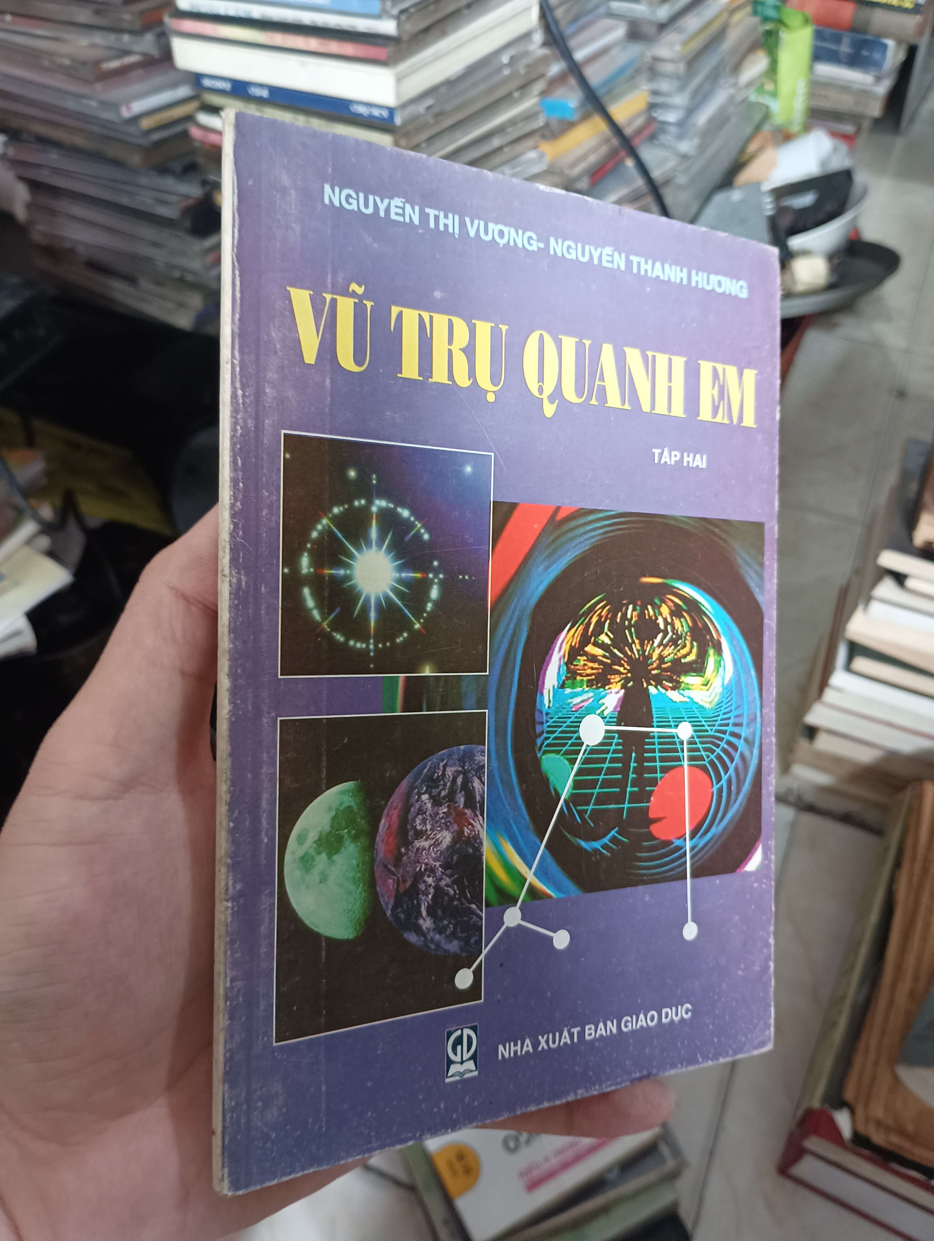 Vũ trụ quanh em (Tập hai) - Nguyễn Thị Vượng & Nguyễn Thanh Hương 1998 (Sách kiến thức tổng hợp) KSX