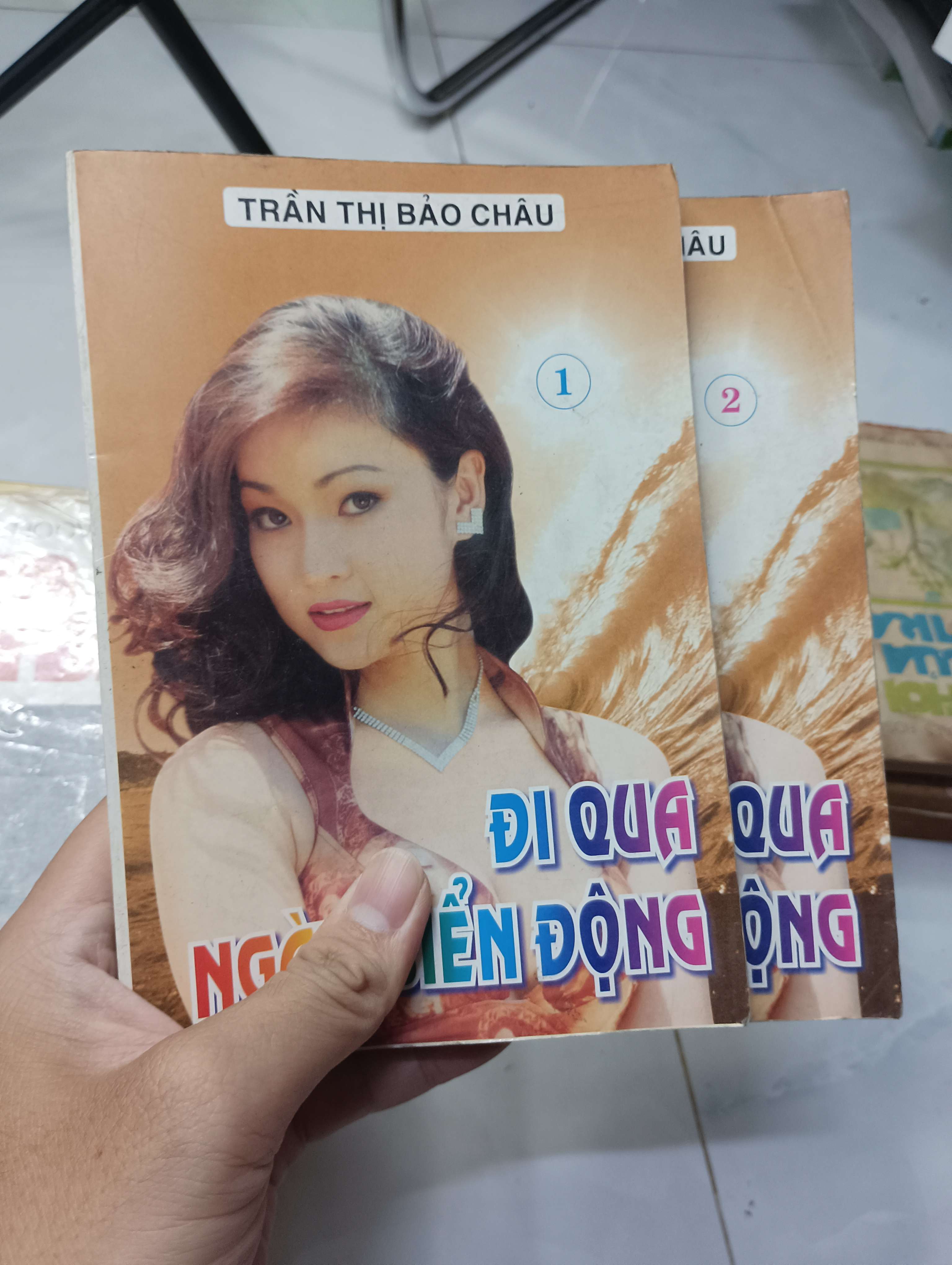 Đi qua ngày biển động (Tập 1 & 2) - Trần Thị Bảo Châu 2004 70% ố (Tiểu Thuyết) HLSC