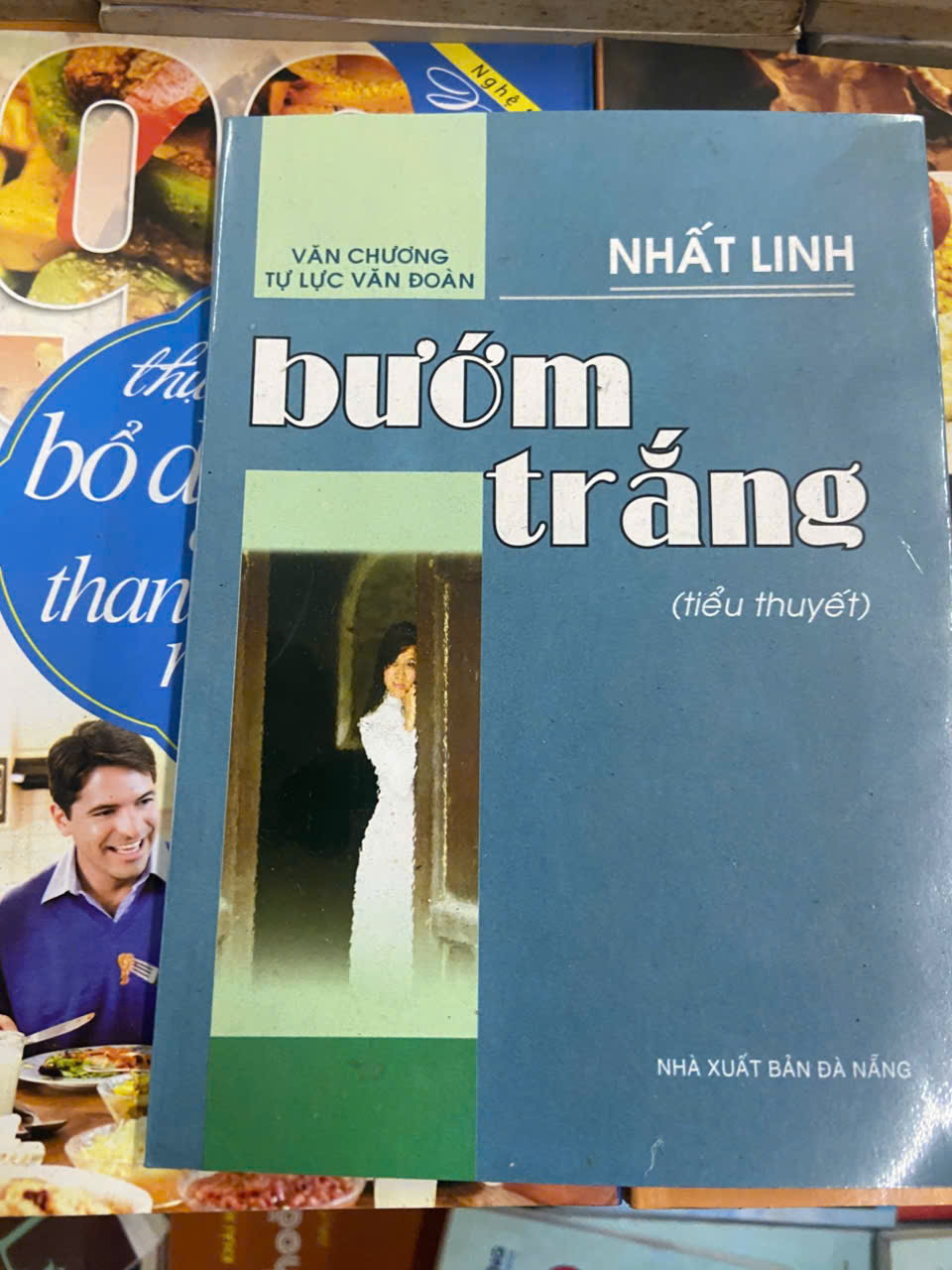 Bướm trắng - Nhất Linh Mới 80% (Sách văn học) VAVO