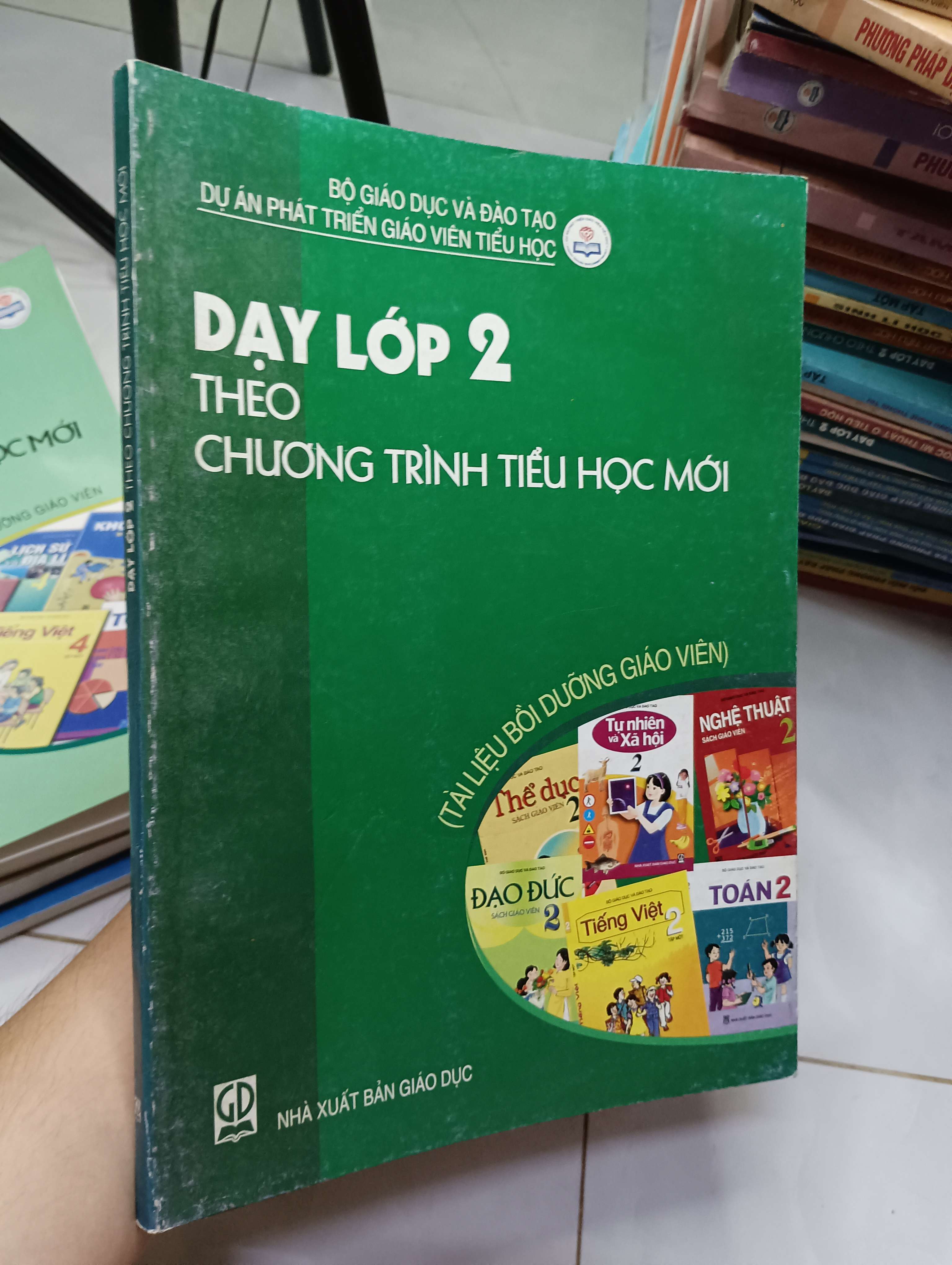 Dạy lớp 2 theo chương trình tiểu học mới (Tài liệu bồi dưỡng giáo viên) 2006 80% (Sách giáo khoa - giáo trình) HLSC