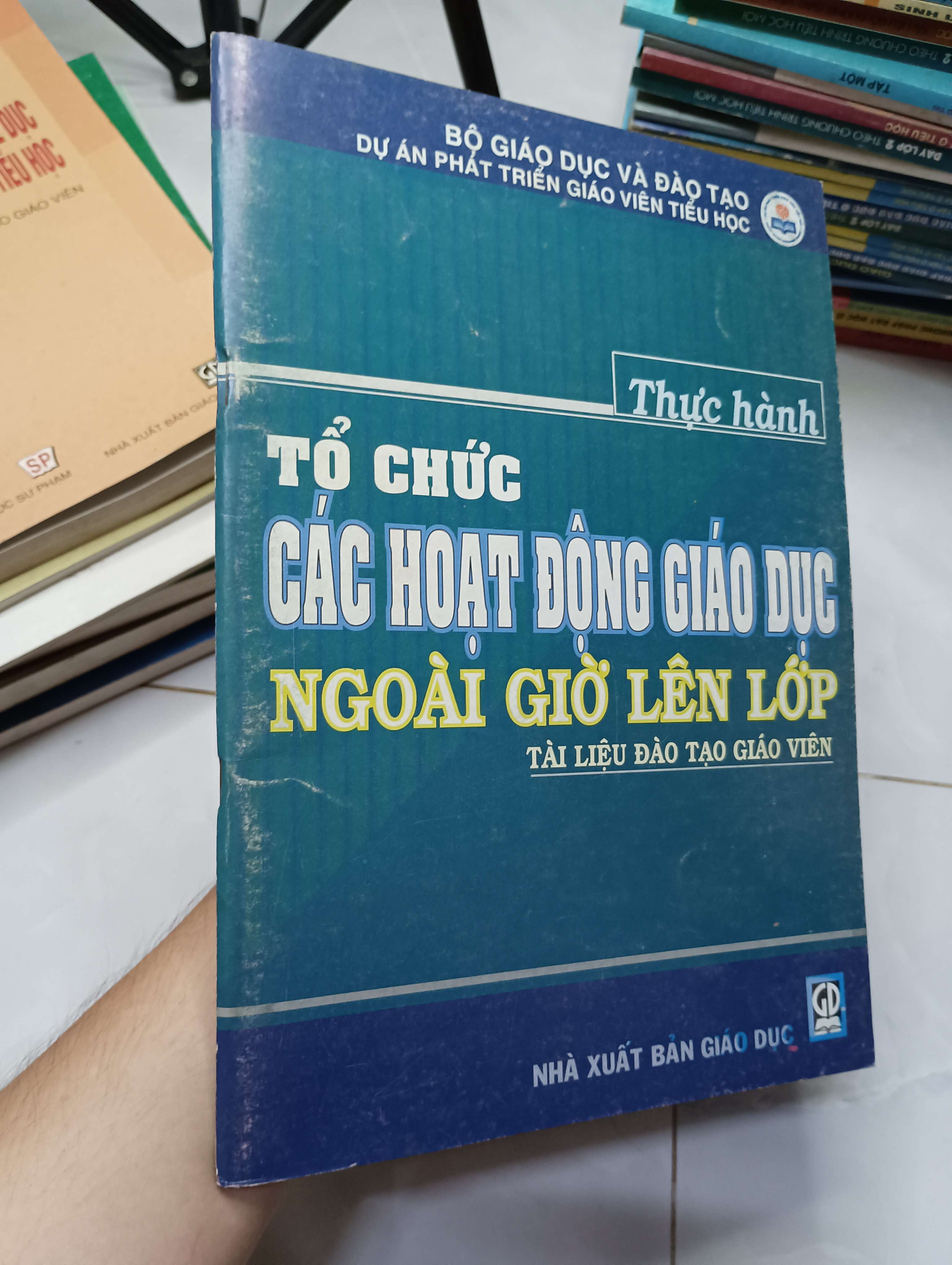 Tổ chức các hoạt động giáo dục ngoài giờ lên lớp (Thực hành - Tài liệu đào tạo giáo viên) 2006 80% (Sách giáo khoa - giáo trình) HLSC