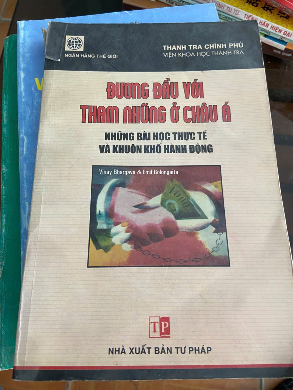 Đương đầu với tham nhũng ở châu Á: những bài học thực tế và khuôn mẫu hành động Mới 80% (Sách chính trị - pháp lý) VAVO