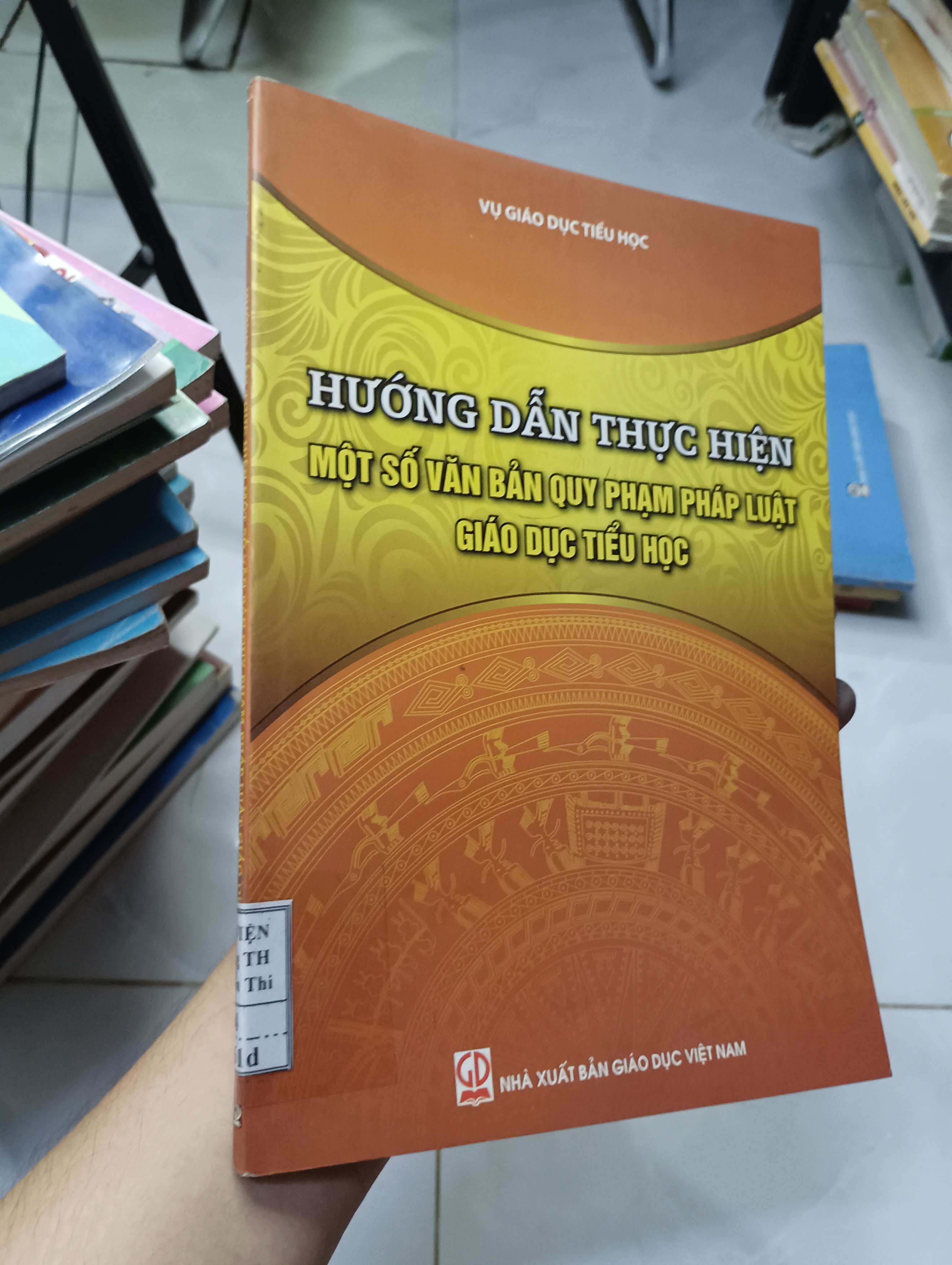 Hướng dẫn thực hiện một số văn bản quy phạm pháp luật giáo dục tiểu học 2011 80% ố (Giáo khoa) HLSC
