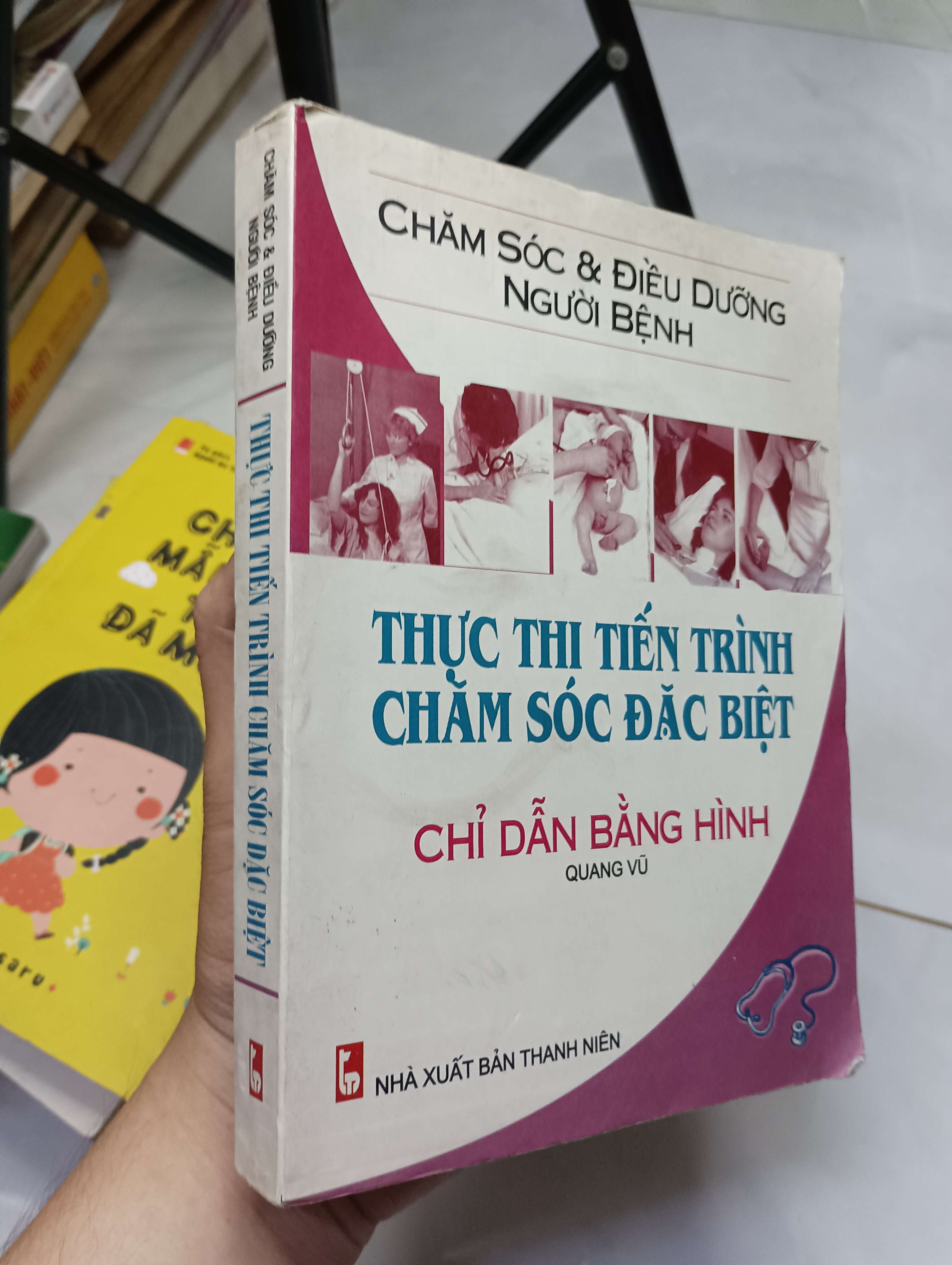 Chăm sóc & điều dưỡng người bệnh - Thực thi tiến trình chăm sóc đặc biệt (Chỉ dẫn bằng hình) 2003 80% bìa hơi dơ (Sách Y học - Sức khỏe - Thể thao) HLSC