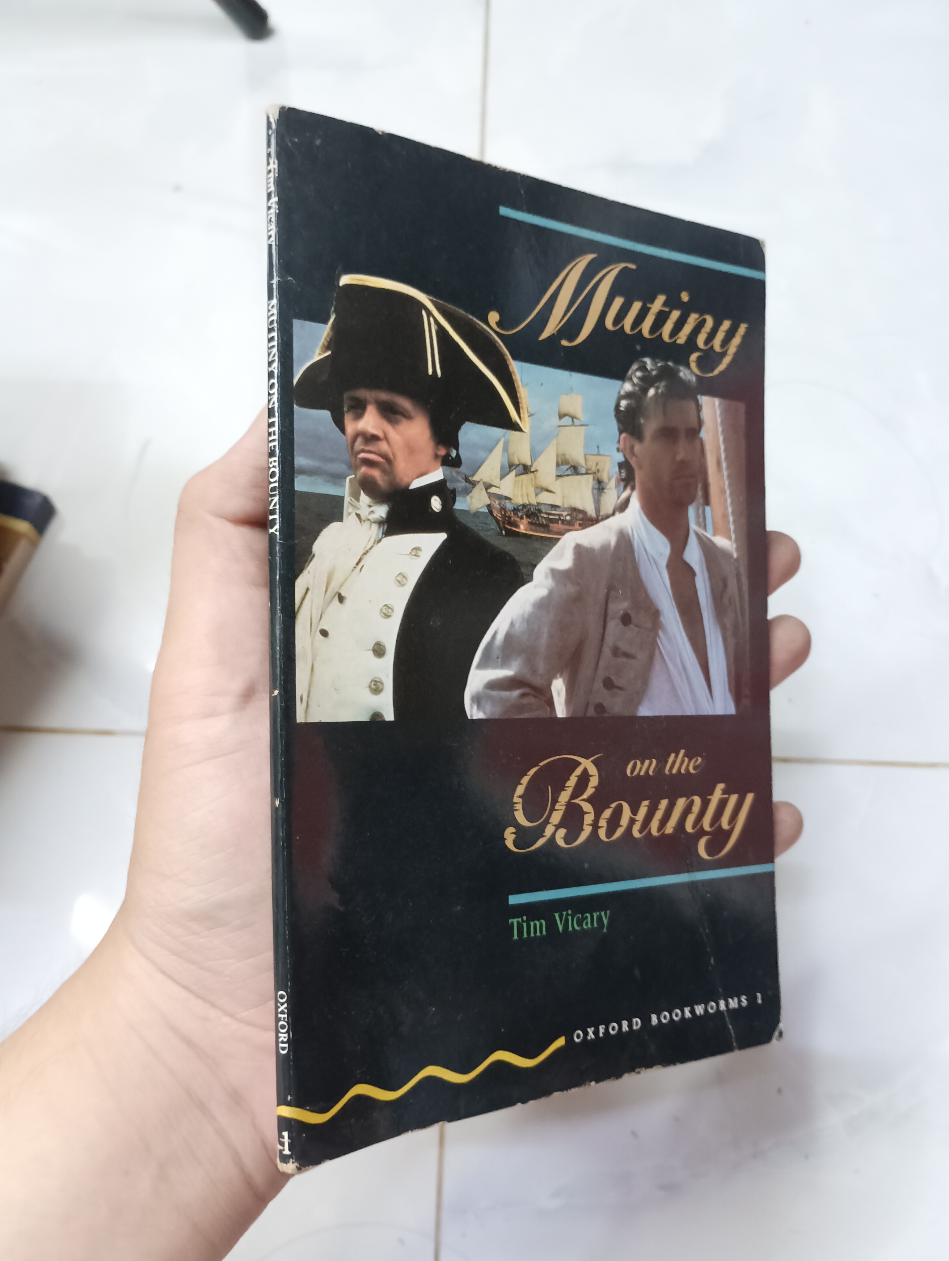 Mutiny on the Bounty - Tim Vicary 80% ố (Sách ngoại) HLSC