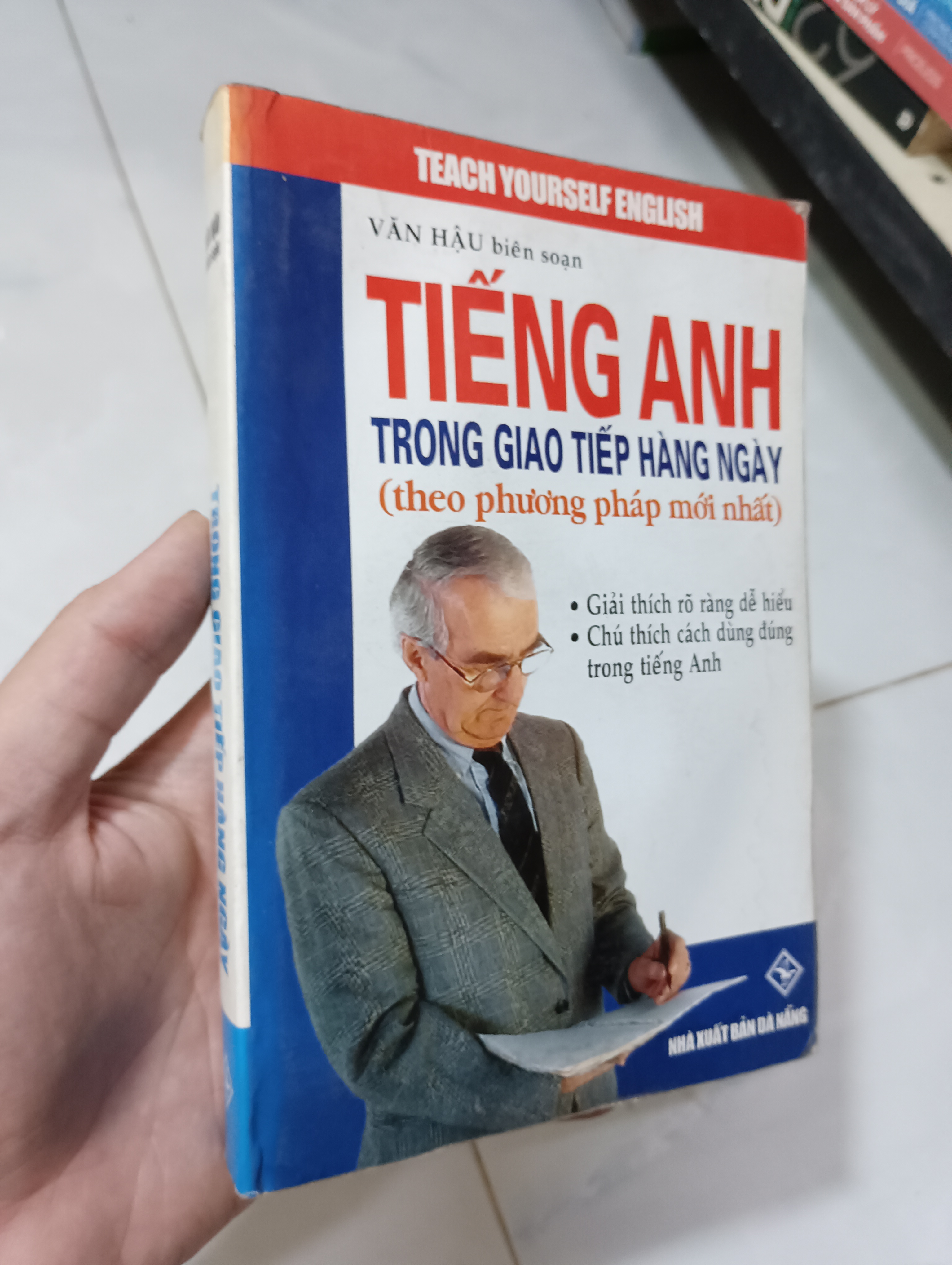 Tiếng Anh trong giao tiếp hàng ngày - Văn Hậu 2005 80% ố hơi nhăn (Sách học ngoại ngữ) HLSC