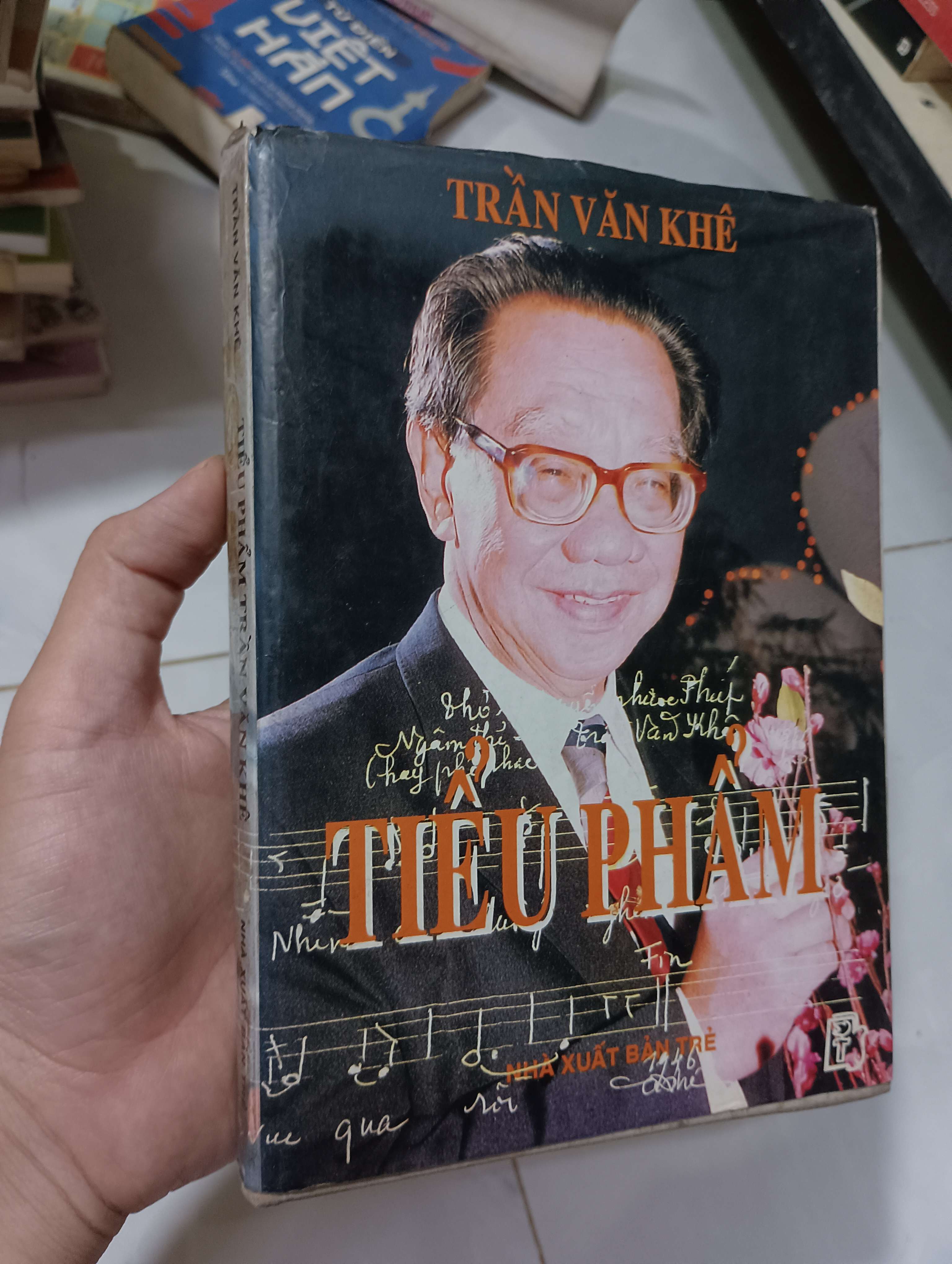 TIỂU PHẨM - Trần Văn Khê 1997 80% ố (Sách văn học) HLSC