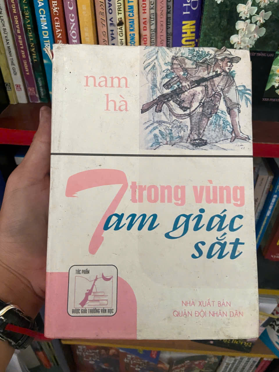 Trong vùng tam giác sắt - Nam Hà Mới 80% (Sách văn học) VAVO