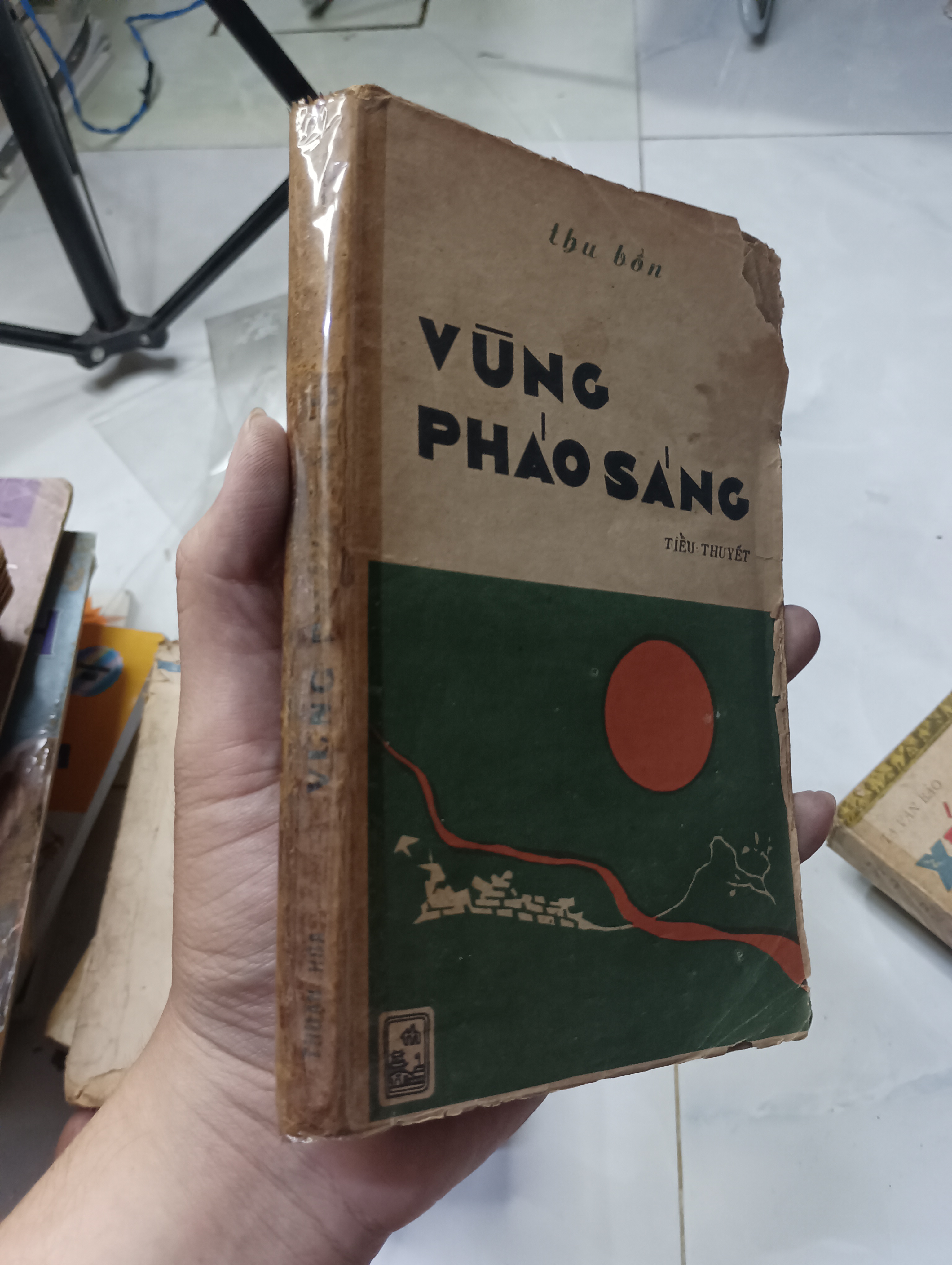 Vùng pháo sáng - Thu Bồn 1986 70% rách 1 góc bìa trên gáy xấu (Tiểu Thuyết) HLSC