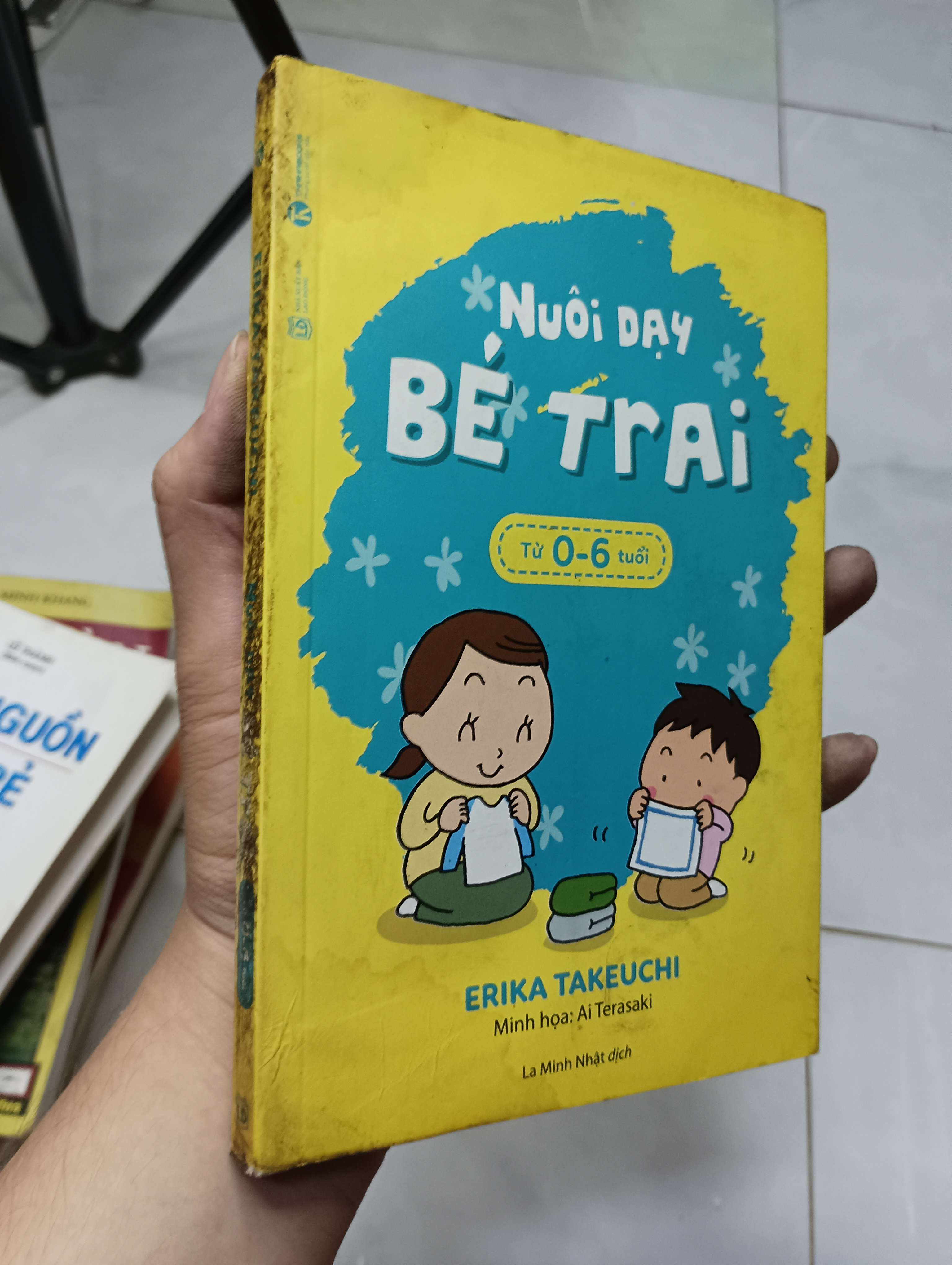 Nuôi dạy bé trai từ 0-6 tuổi - Erika Takeuchi 2020 80% ố bìa nhăn (Kiến thức - kỹ năng cho con) HLSC