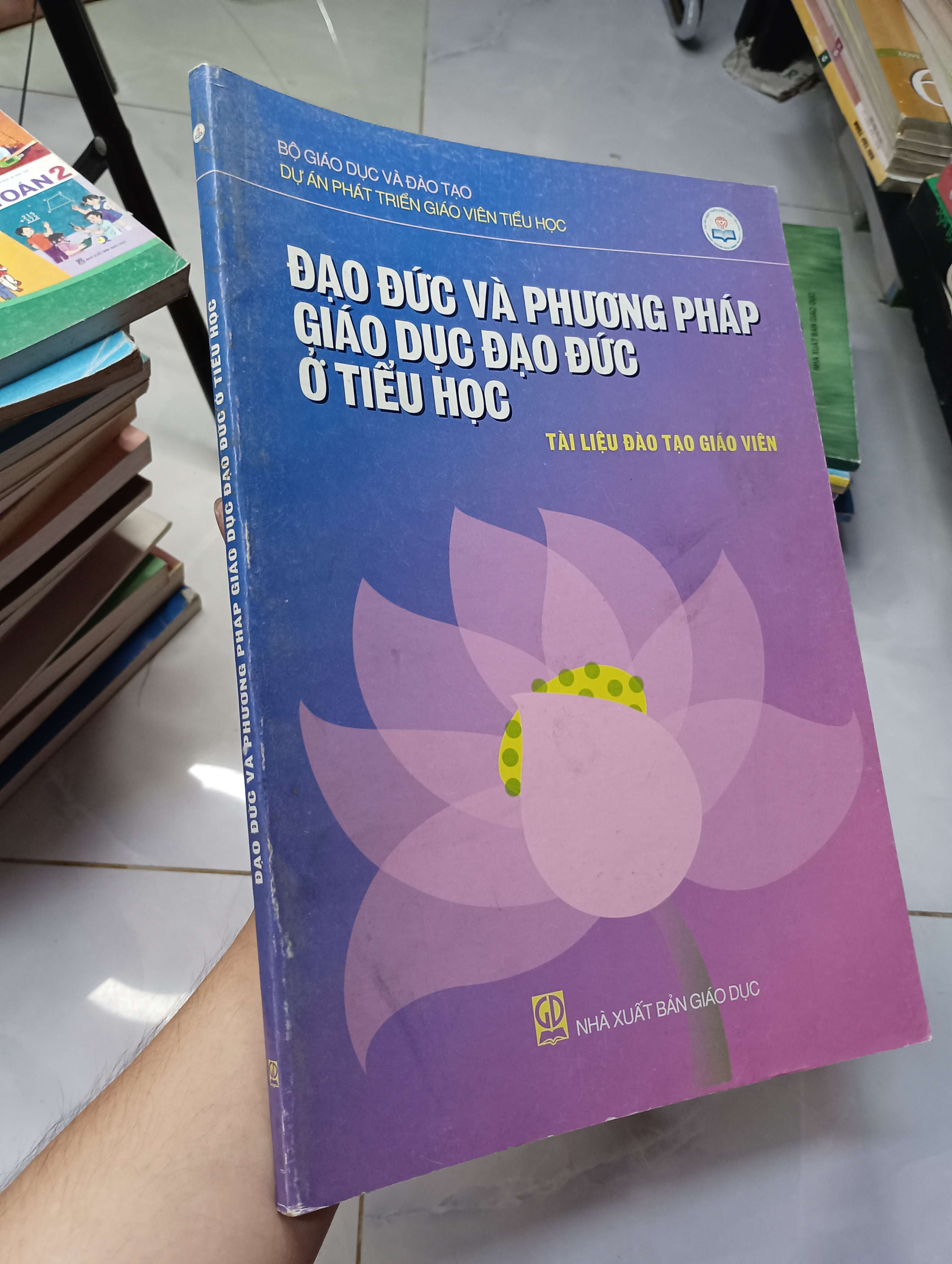 Đạo đức và phương pháp giáo dục đạo đức ở tiểu học 2006 80% (tồn kho 2) (Sách giáo khoa - giáo trình) HLSC