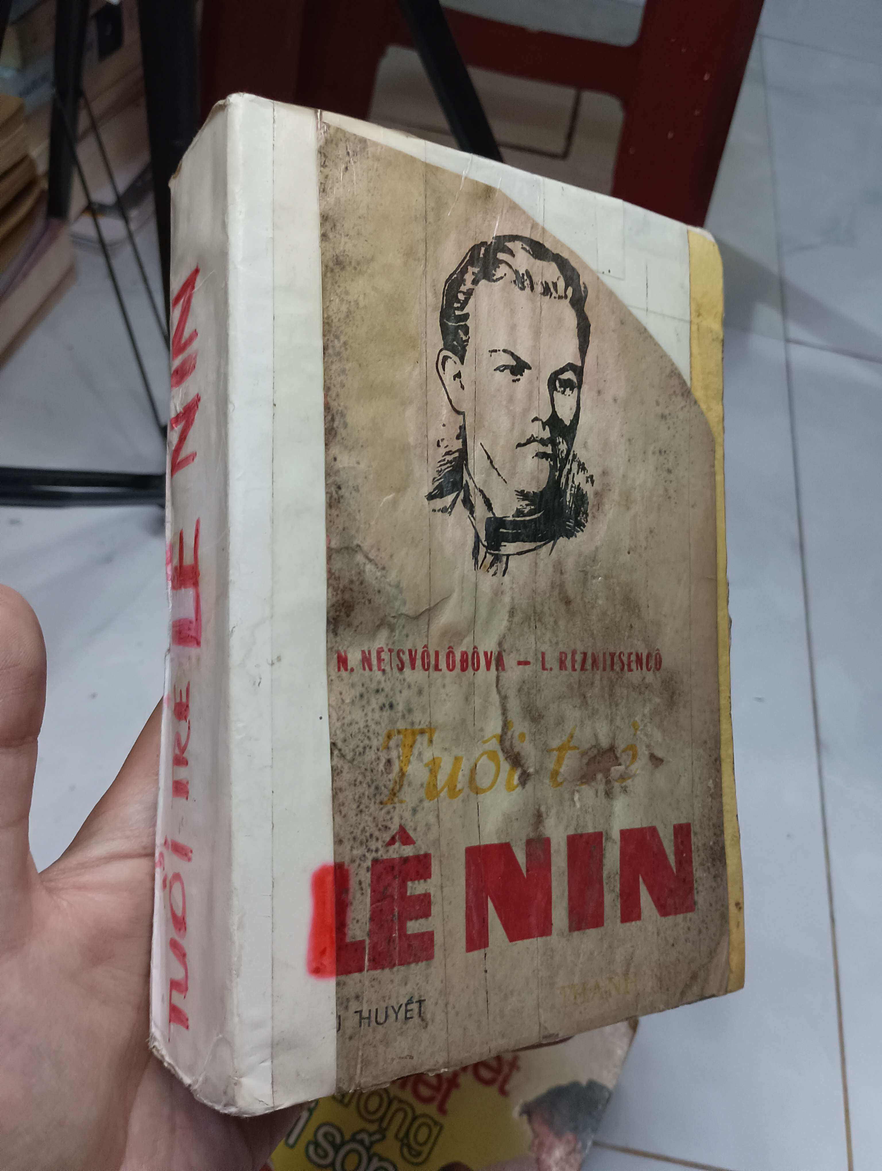 Tuổi trẻ Lê Nin - N. Nê-tsvô-lô-bô-va & L. Rê-znit-sen-cô 70% bìa xấu nhăn (Sách văn học) HLSC