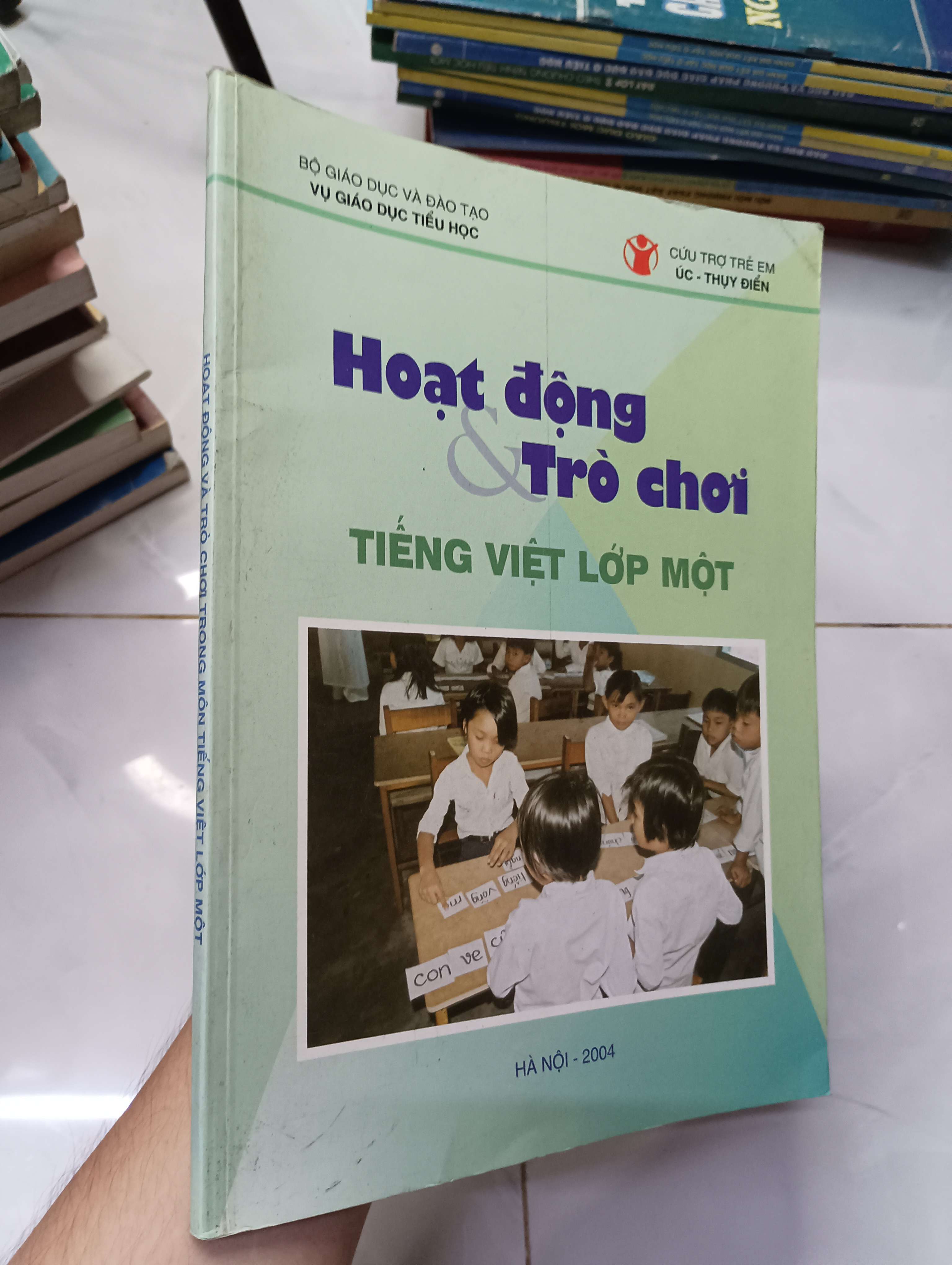 Hoạt động & Trò chơi Tiếng Việt lớp một 2004 80% ố (Sách giáo khoa - giáo trình) HLSC