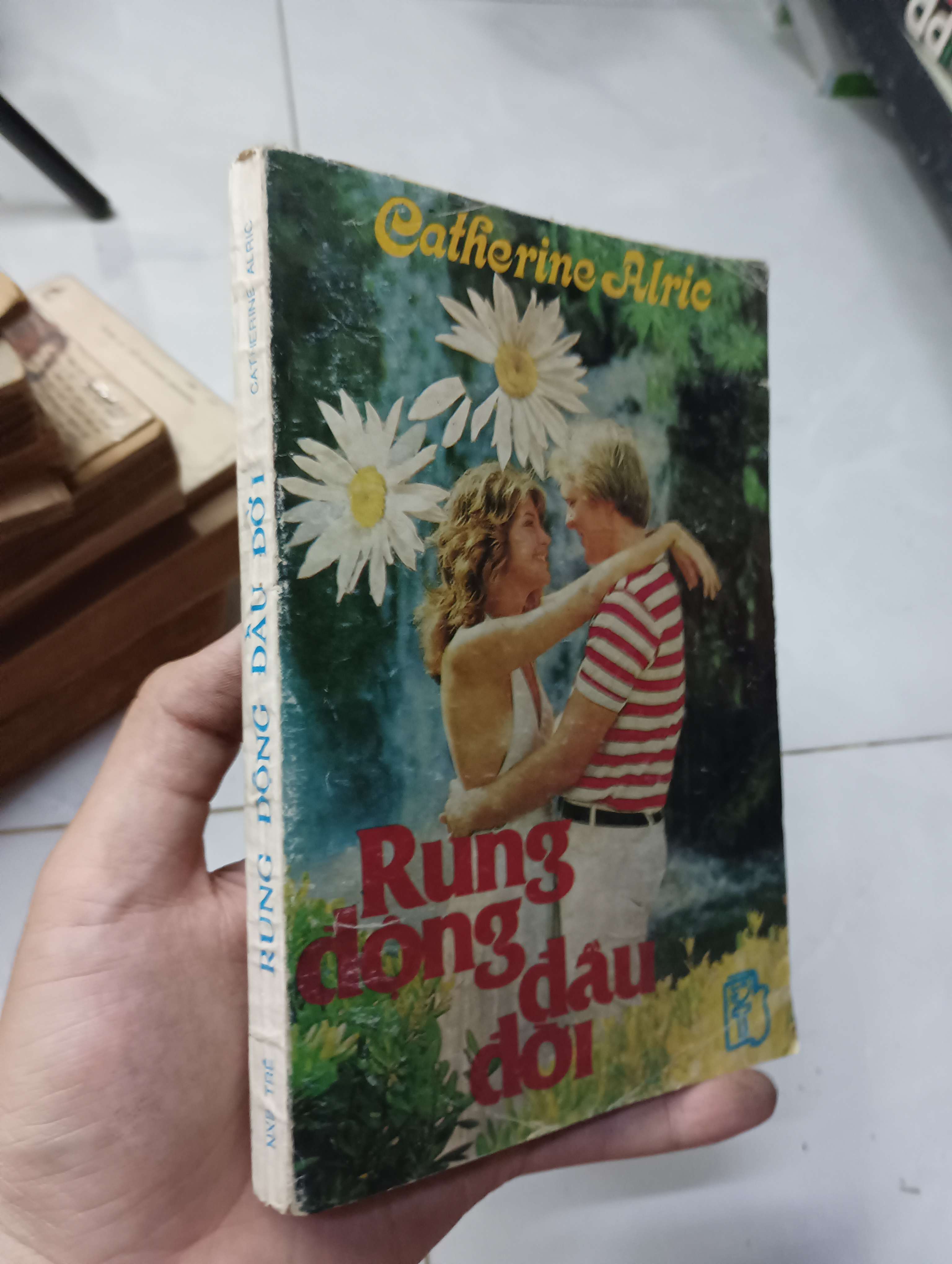 Rung động đầu đời - Catherine Alric 1989 70% ố (Văn học nước ngoài) HLSC