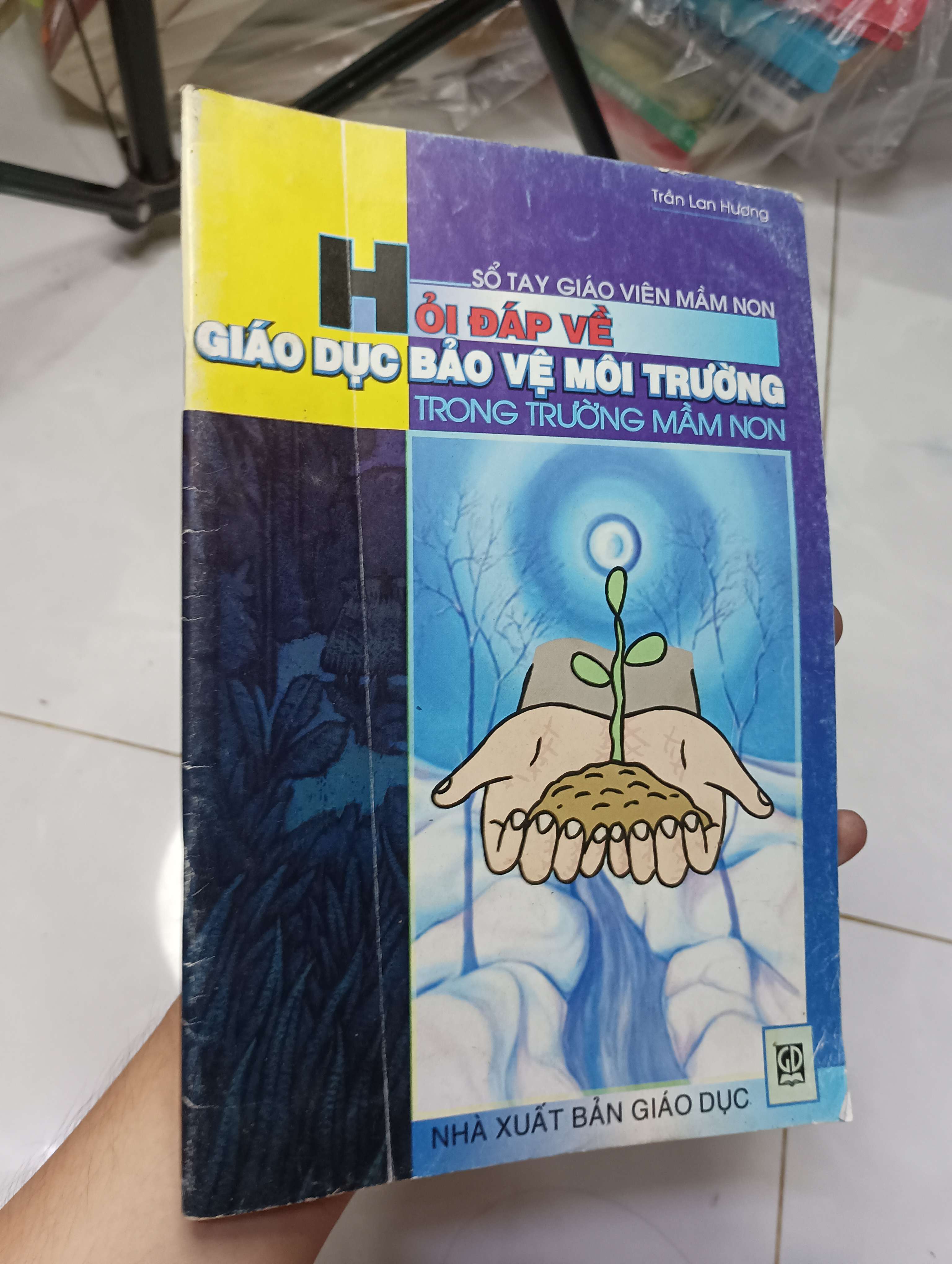 Sổ tay giáo viên mầm non - Hỏi đáp về giáo dục bảo vệ môi trường trong trường mầm non 2007 80% (Giáo khoa) HLSC