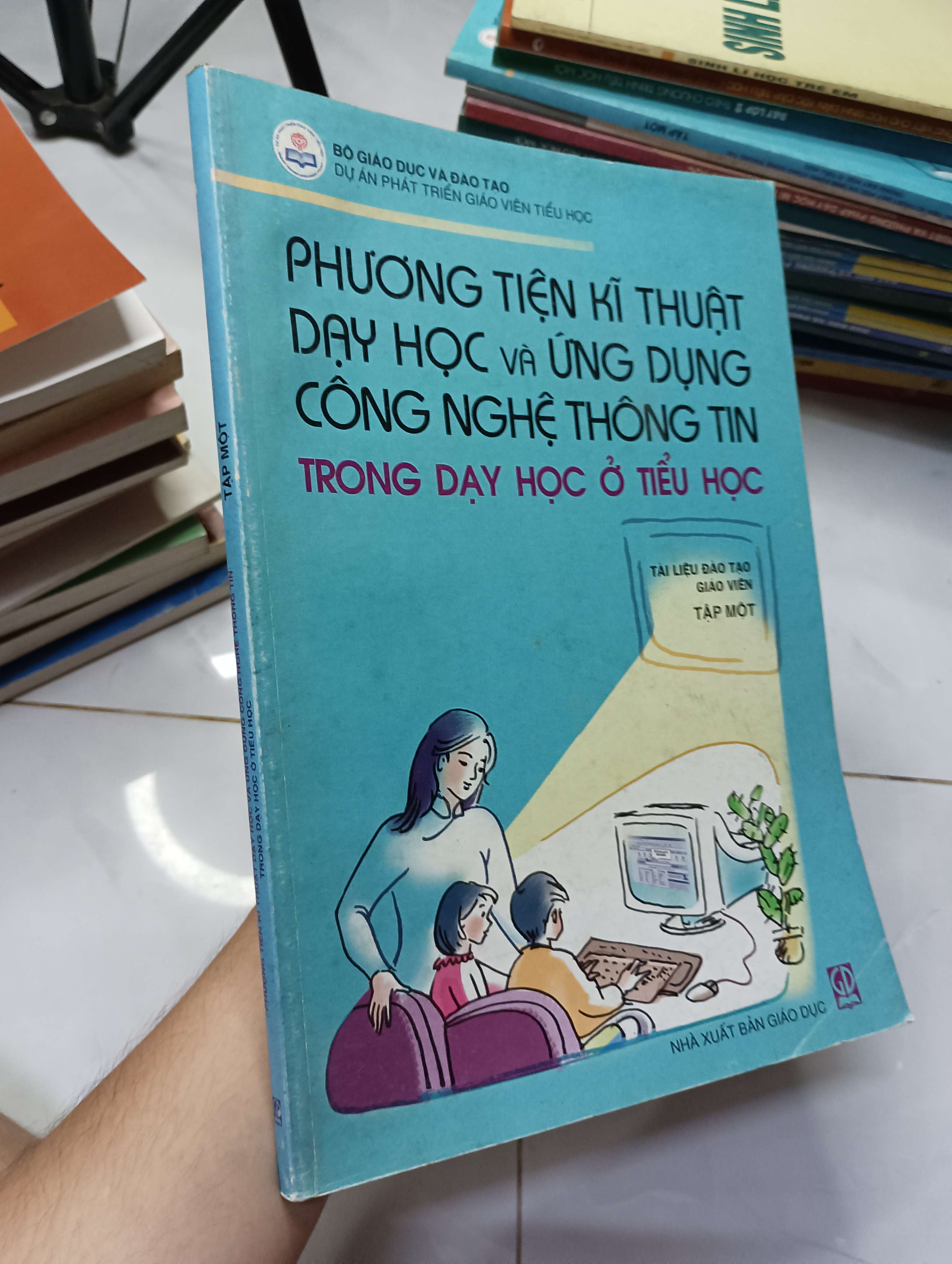 Phương tiện kĩ thuật dạy học và ứng dụng công nghệ thông tin trong dạy học ở tiểu học (Tài liệu đào tạo giáo viên - Tập một) 2006 80% (Sách giáo khoa - giáo trình) HLSC