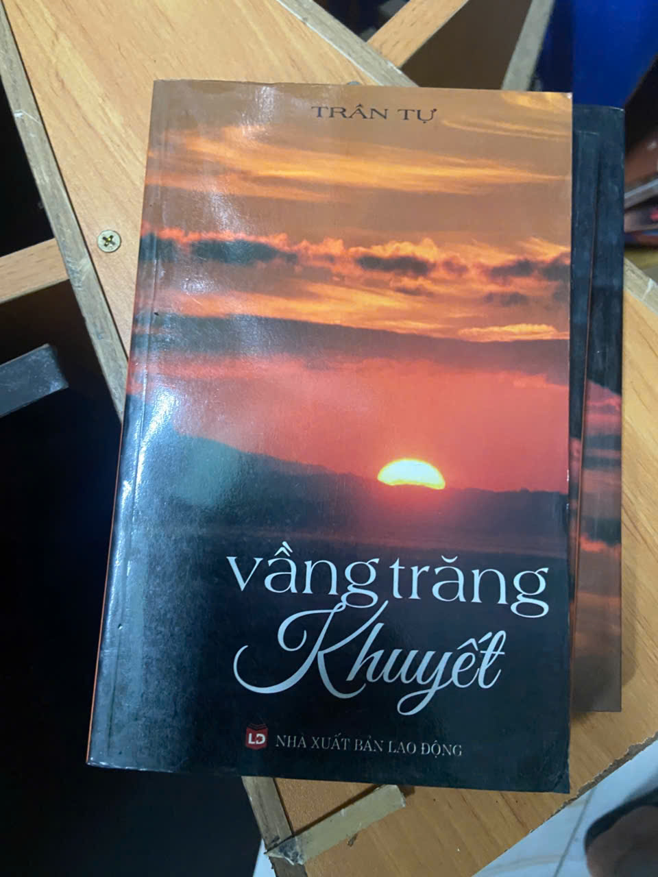 Vầng trăng khuyết - Trần Tự Mới 80% (Sách văn học) VAVO