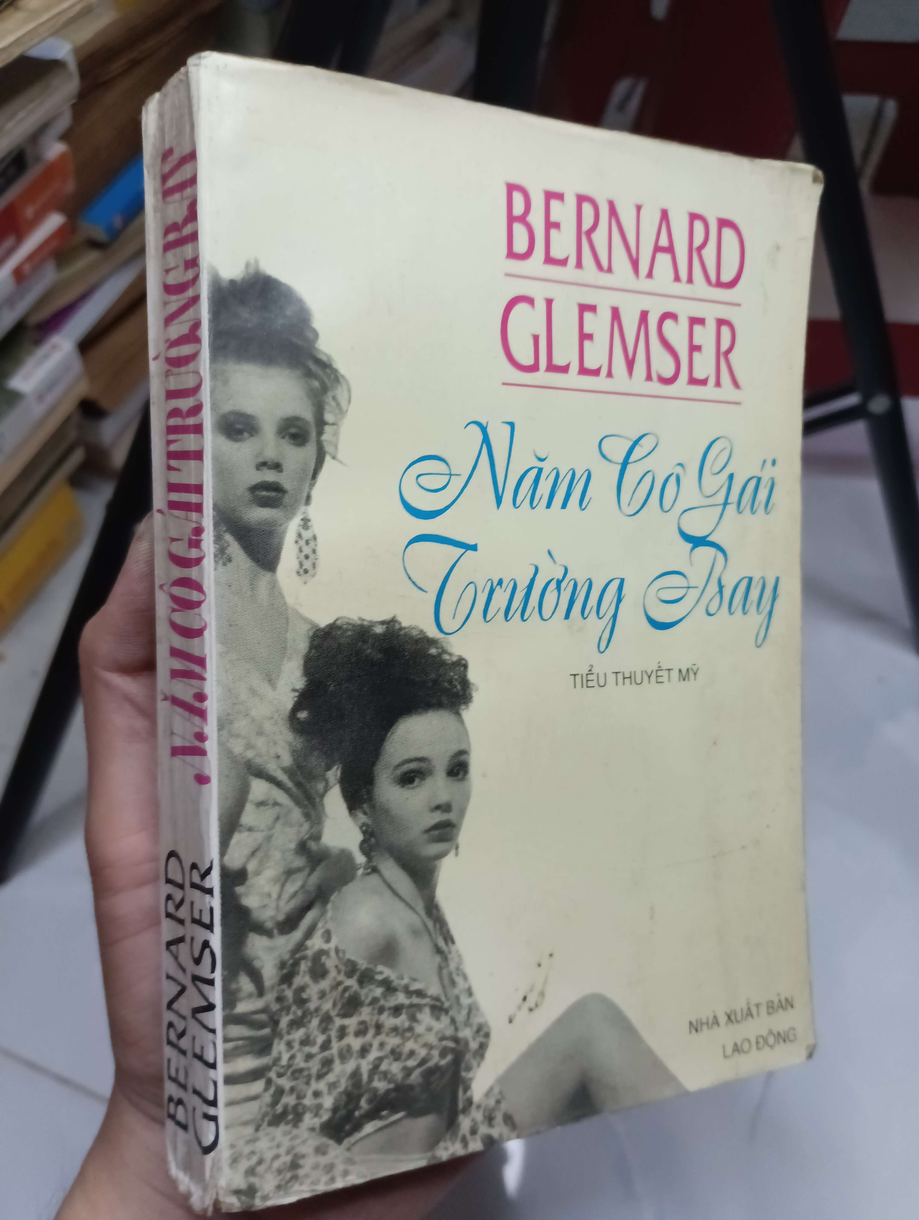 Năm cô gái trường bay - Bernard Glemser 1997 70% ố (Sách văn học) HLSC