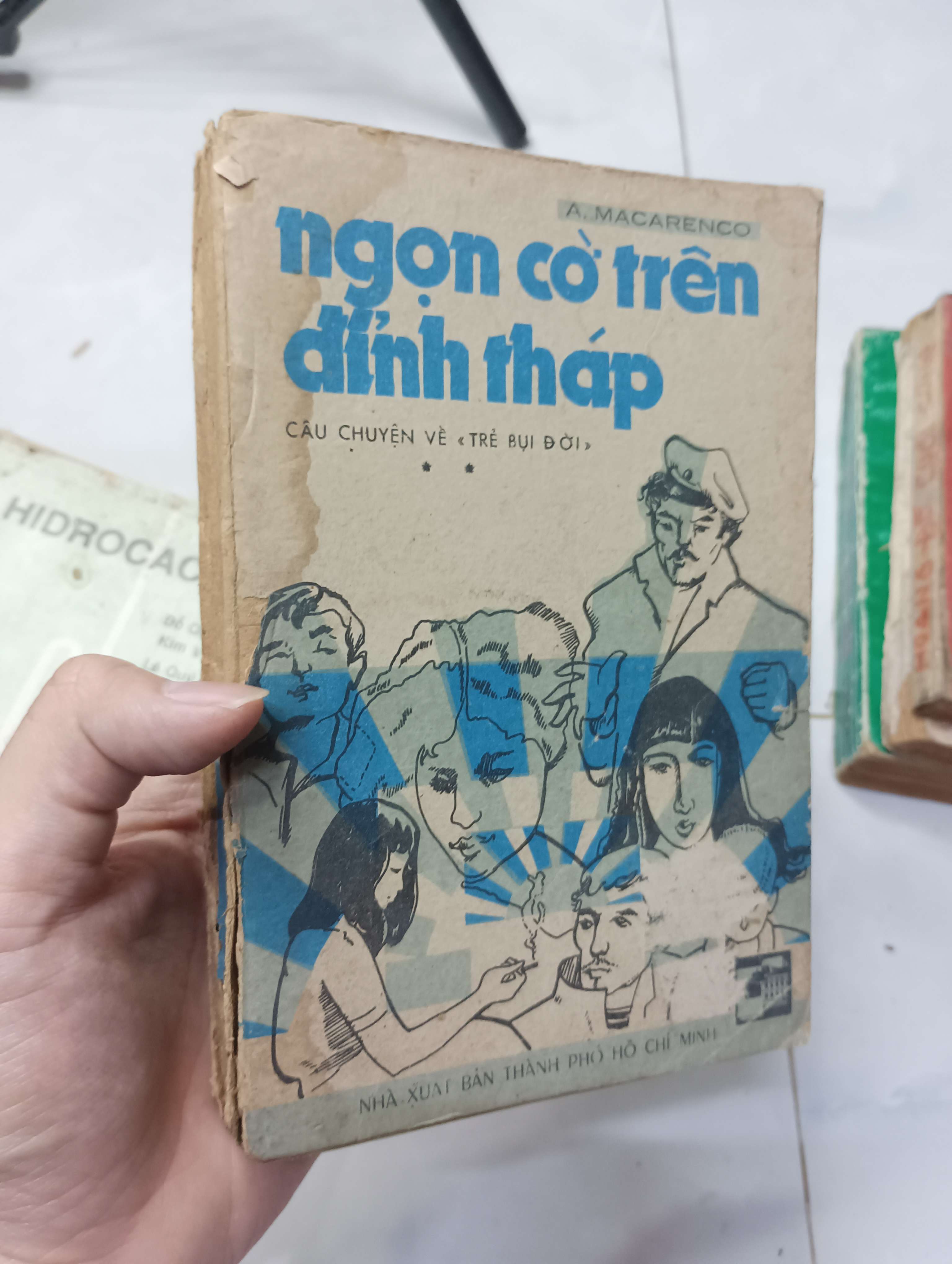 Ngọn cờ trên đỉnh tháp (Câu chuyện về trẻ bụi đời) - A. Macarenco 1985 70% ố gáy xấu (Tiểu Thuyết) HLSC