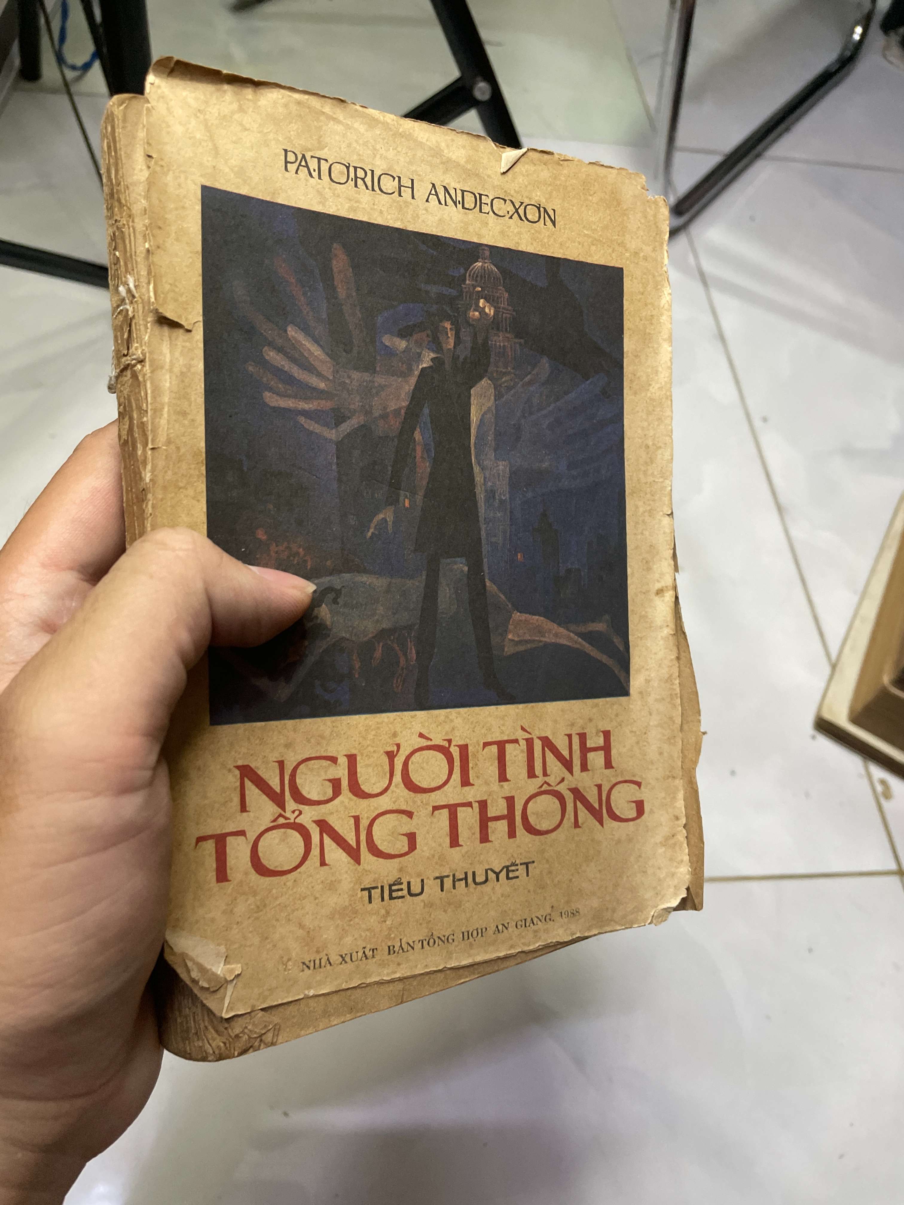 NGƯỜI TÌNH TỔNG THỐNG - PATORICH AN-DEC-XƠN 1983 70% rách bìa trước (Tiểu Thuyết) HLSC