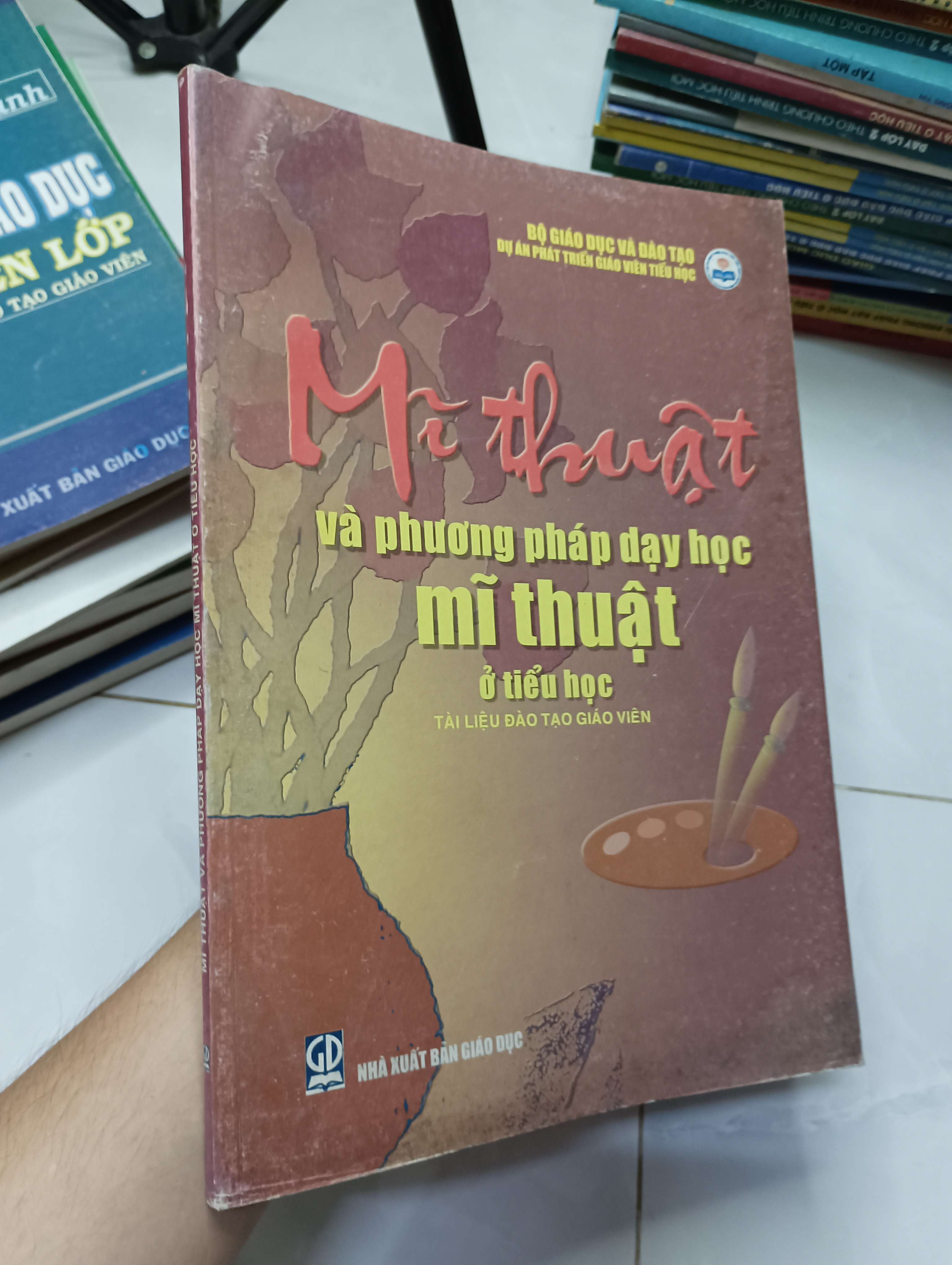 Mĩ thuật và phương pháp dạy học mĩ thuật ở tiểu học (Tài liệu đào tạo giáo viên) 2006 80% (tồn kho 3) (Sách giáo khoa - giáo trình) HLSC