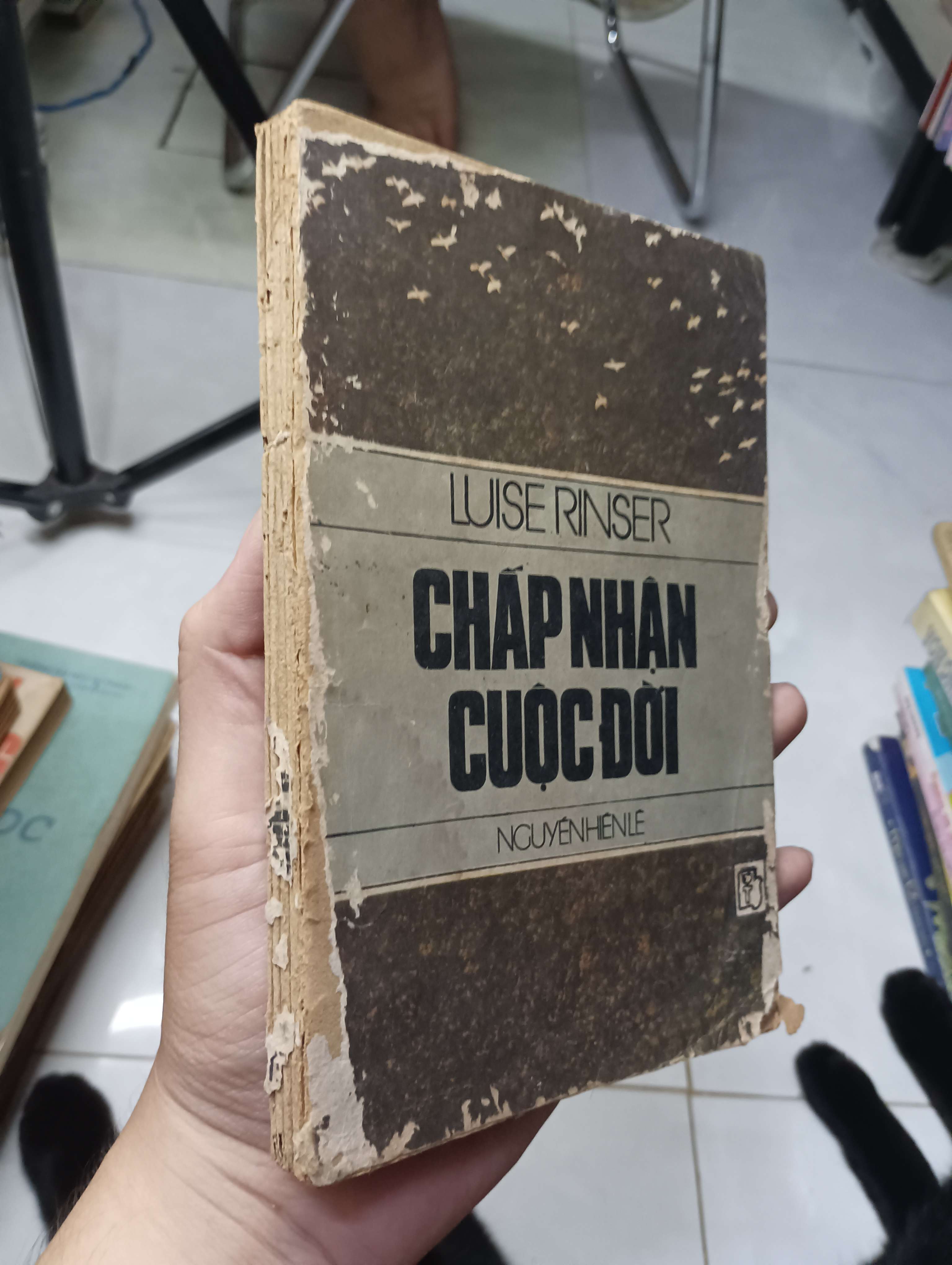 Chấp nhận cuộc đời - Luise Rinser 1989 70% bìa xấu (Sách văn học) HLSC