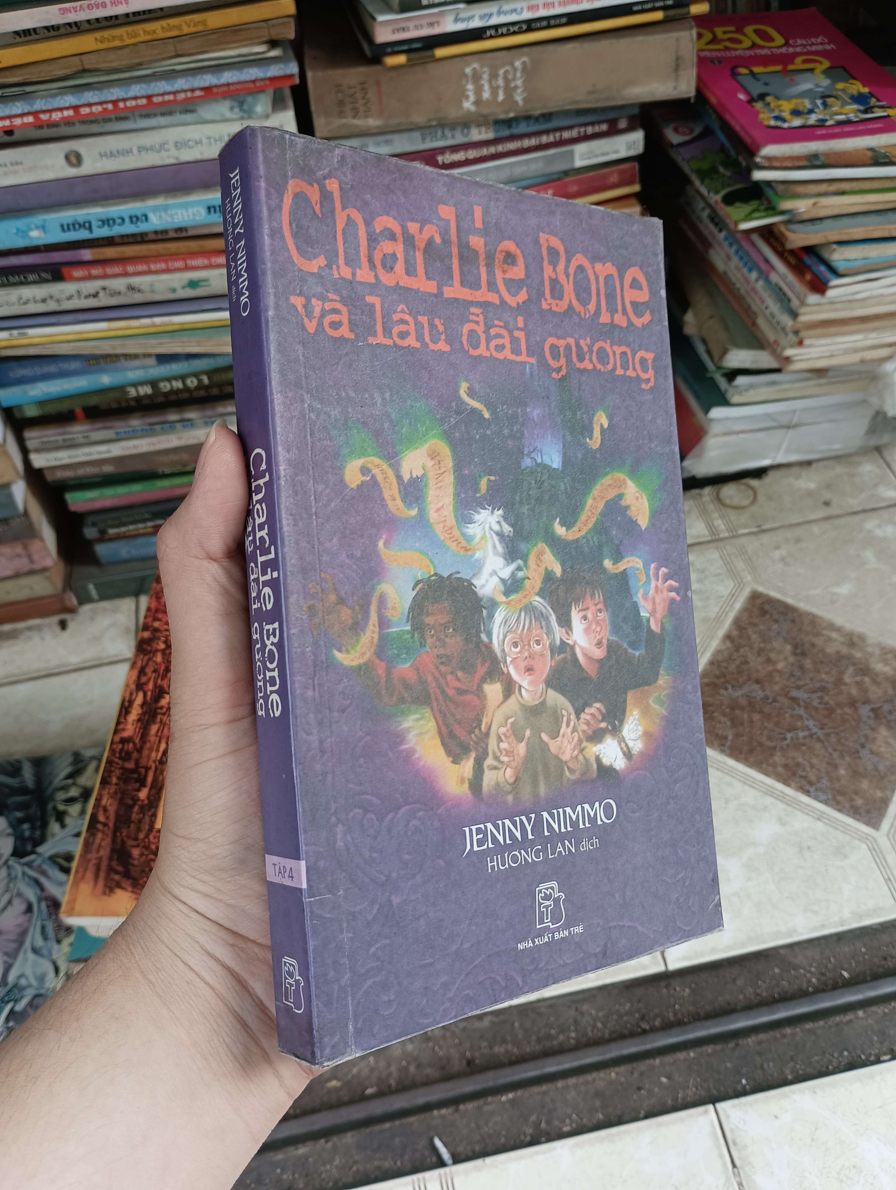 Charlie Bone và lâu đài gương - Jenny Nimmo 2005 (Văn học nước ngoài) BGB