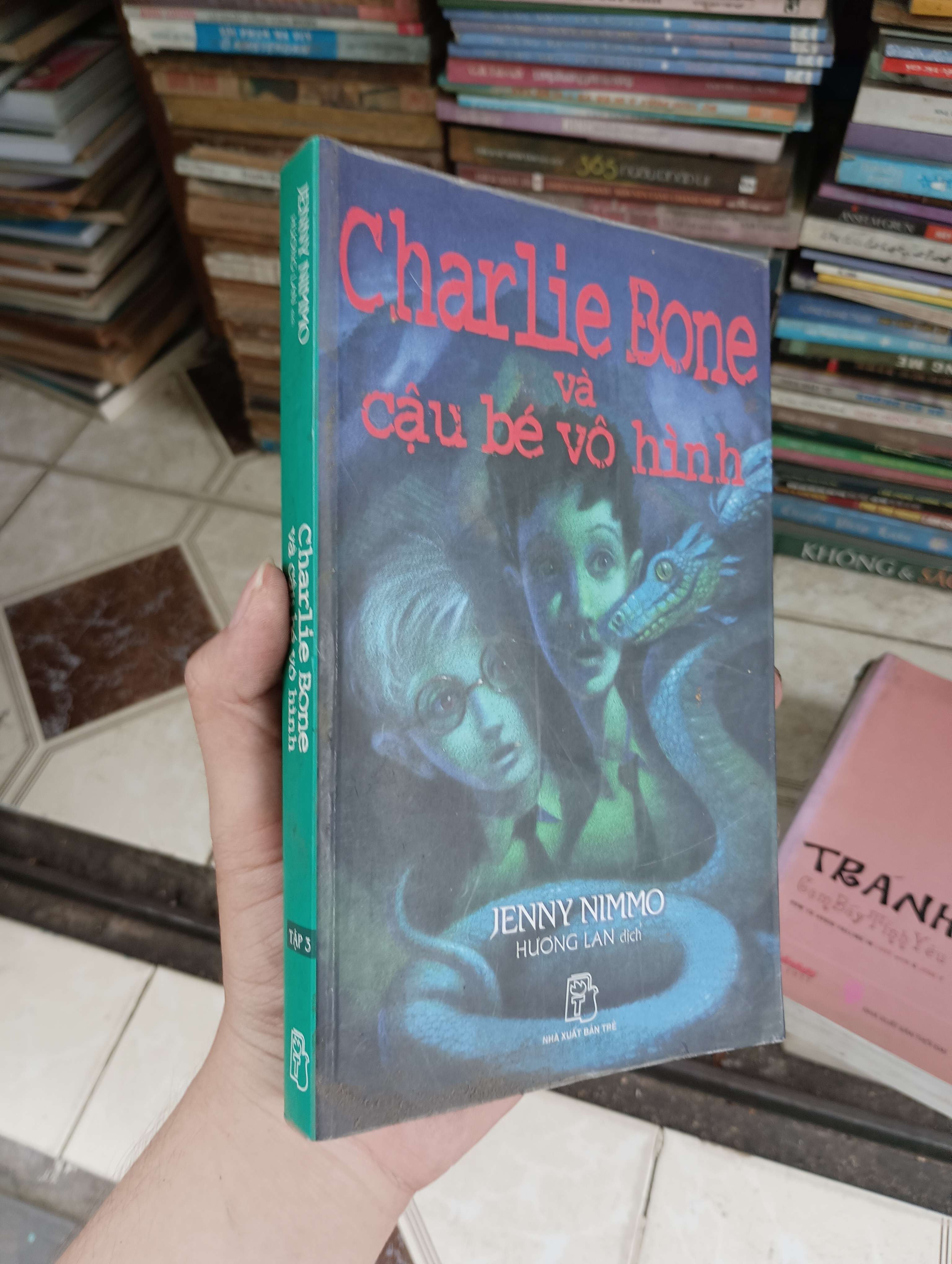 Charlie Bone và cậu bé vô hình - Jenny Nimmo 2005 (Văn học nước ngoài) BGB