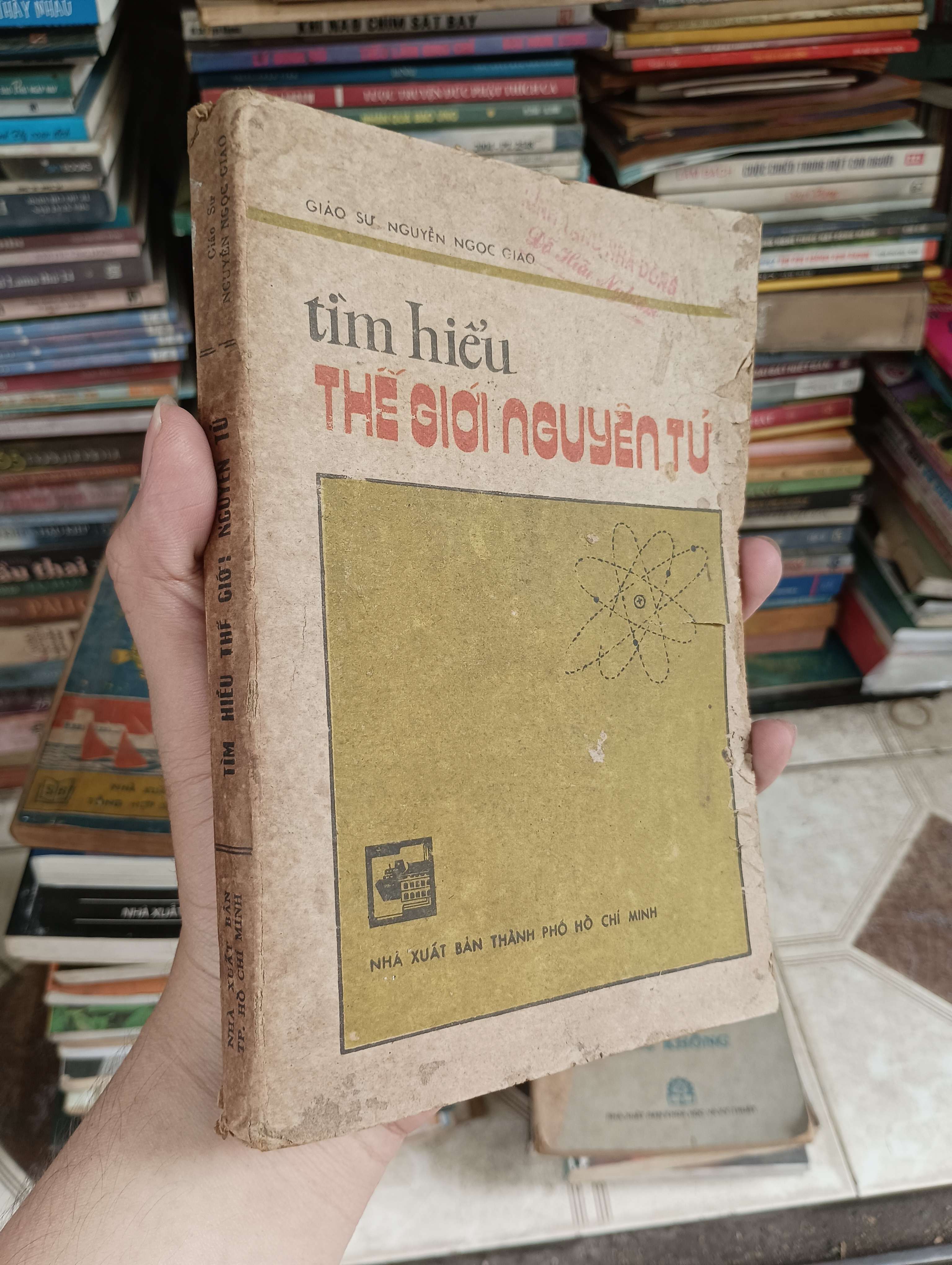 Tìm hiểu thế giới nguyên tử - Giáo sư Nguyễn Ngọc Giao 1985 (Sách kiến thức tổng hợp) BGB