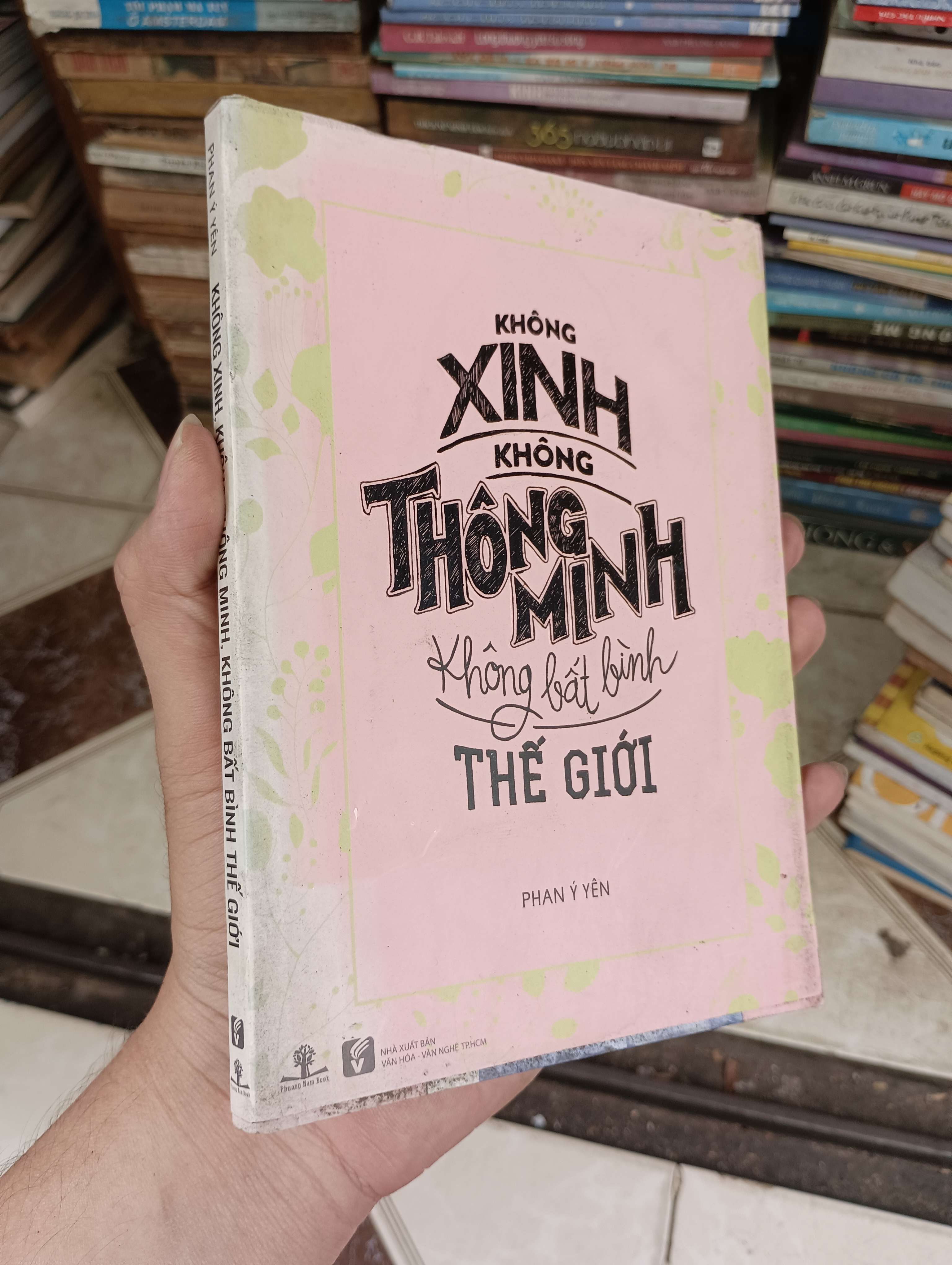 Không xinh, không thông minh, không bất bình thế giới - Phan Ý Yên 2016 (Sách văn học) BGB