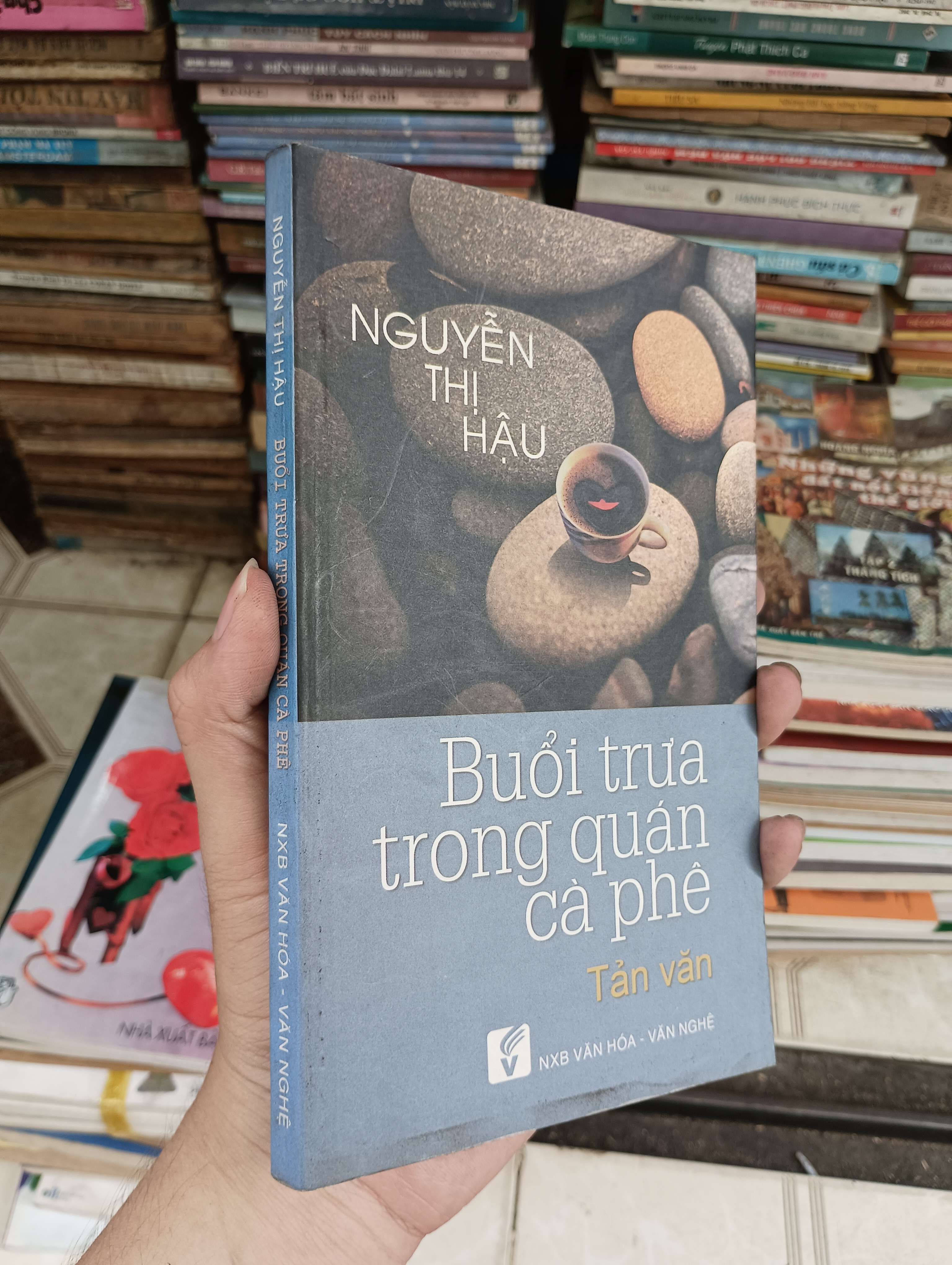 Buổi trưa trong quán cà phê - Nguyễn Thị Hậu 2012 (Sách văn học) BGB