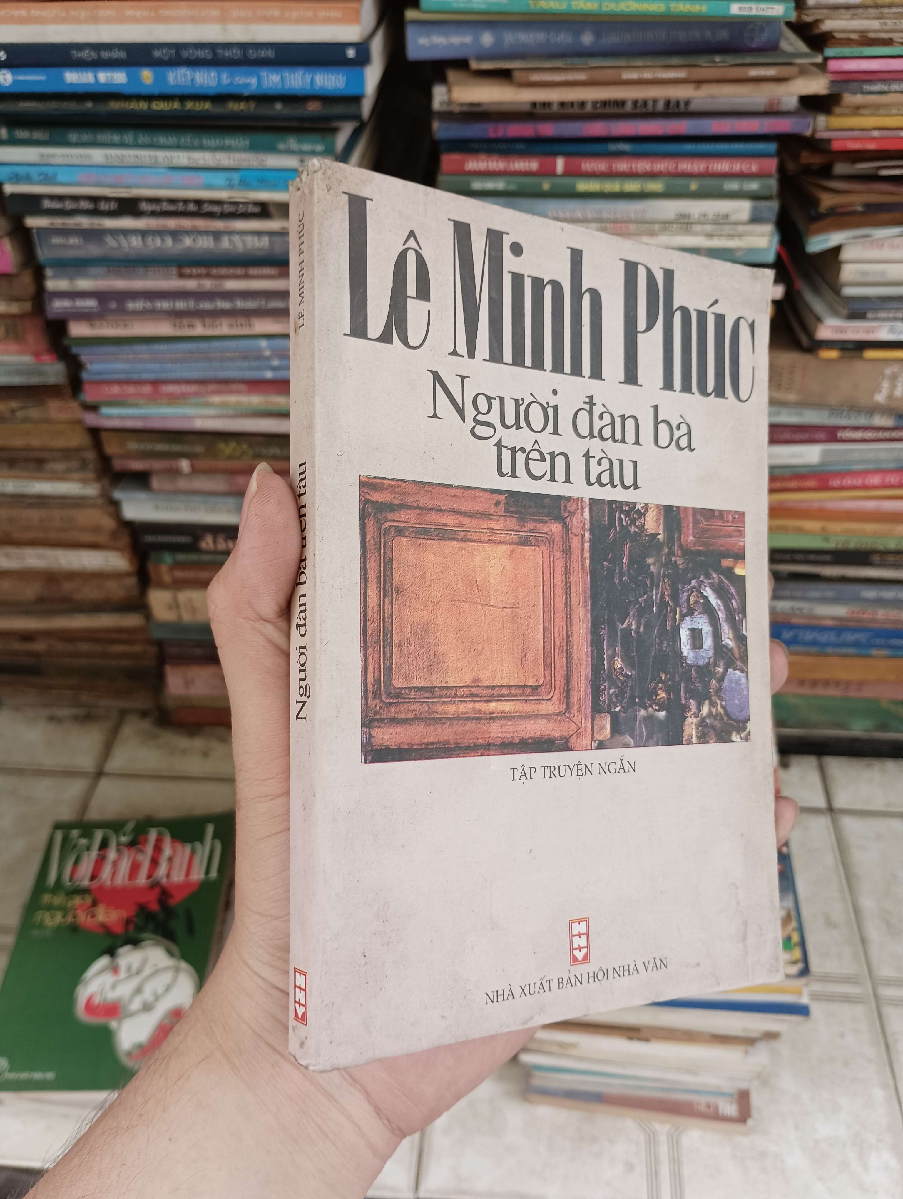 NGƯỜI ĐÀN BÀ TRÊN TÀU - LÊ MINH PHÚC 2002 (Sách văn học) BGB