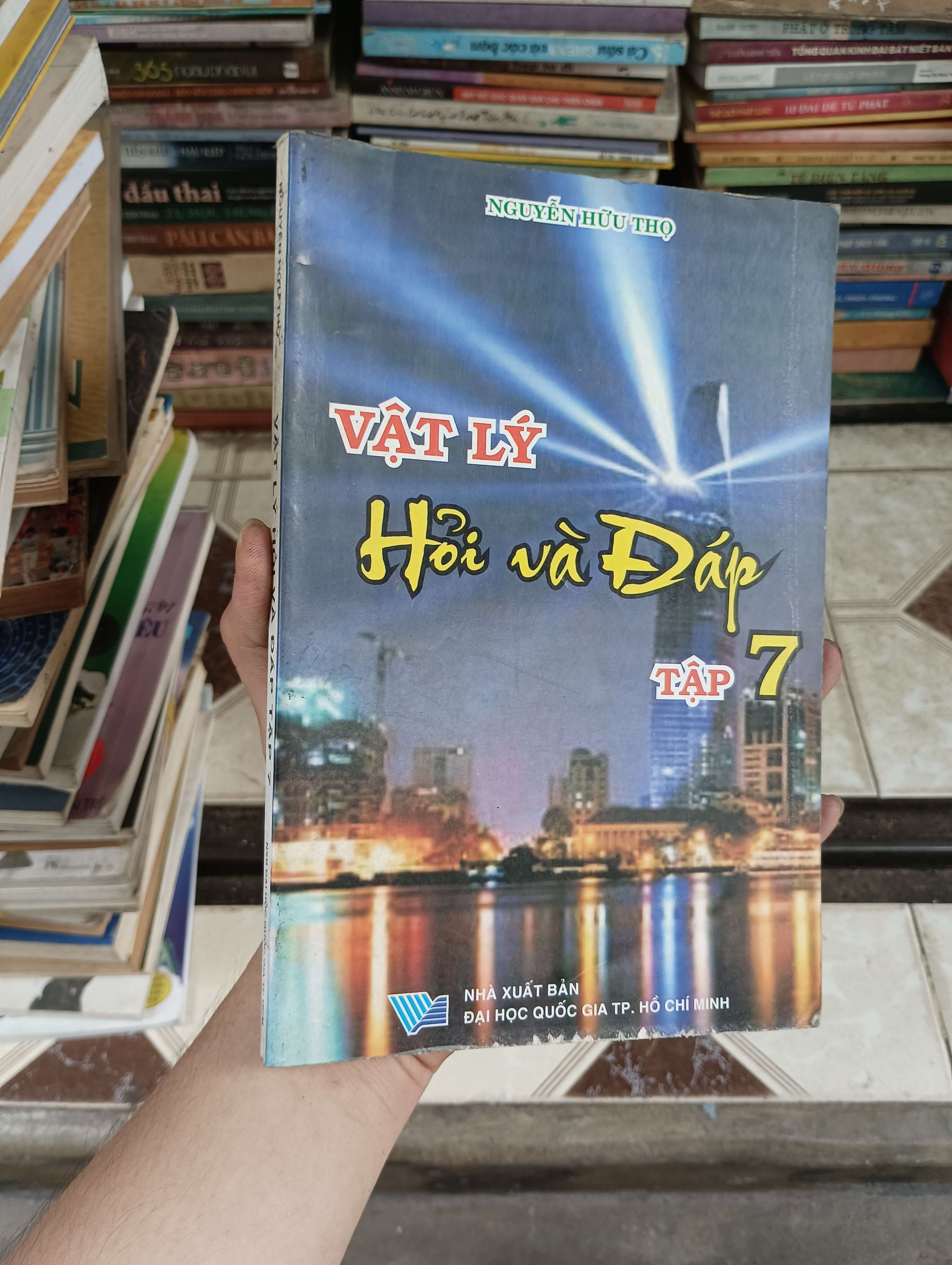 Vật lý hỏi và đáp - Tập 7 (Nguyễn Hữu Thọ) 2012 (Sách kiến thức tổng hợp) BGB