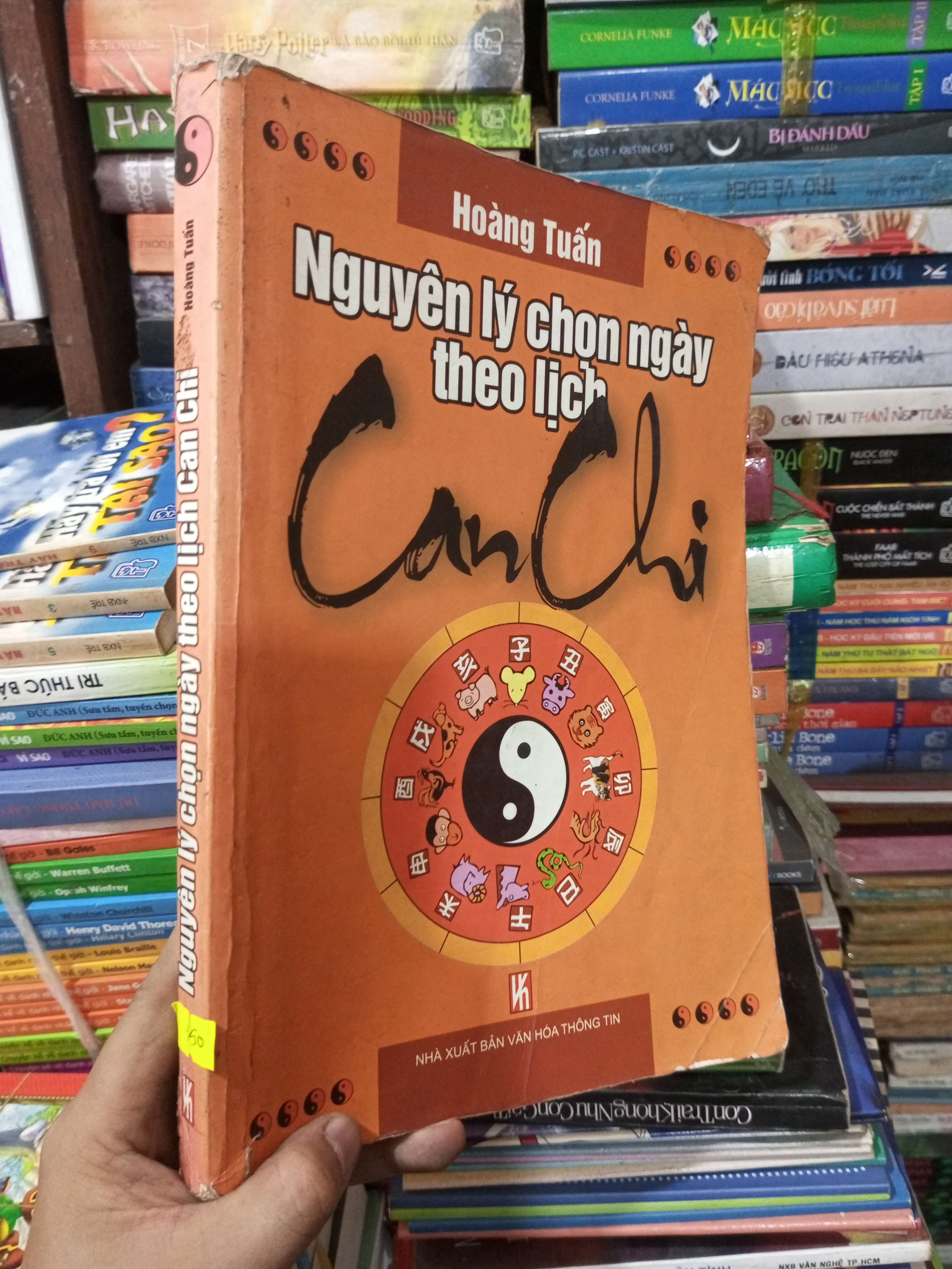 Nguyên lý chọn ngày theo lịch Can Chi - Hoàng Tuấn 2005 mới 80% ố có viết (Sách tôn giáo - tâm linh) BGB