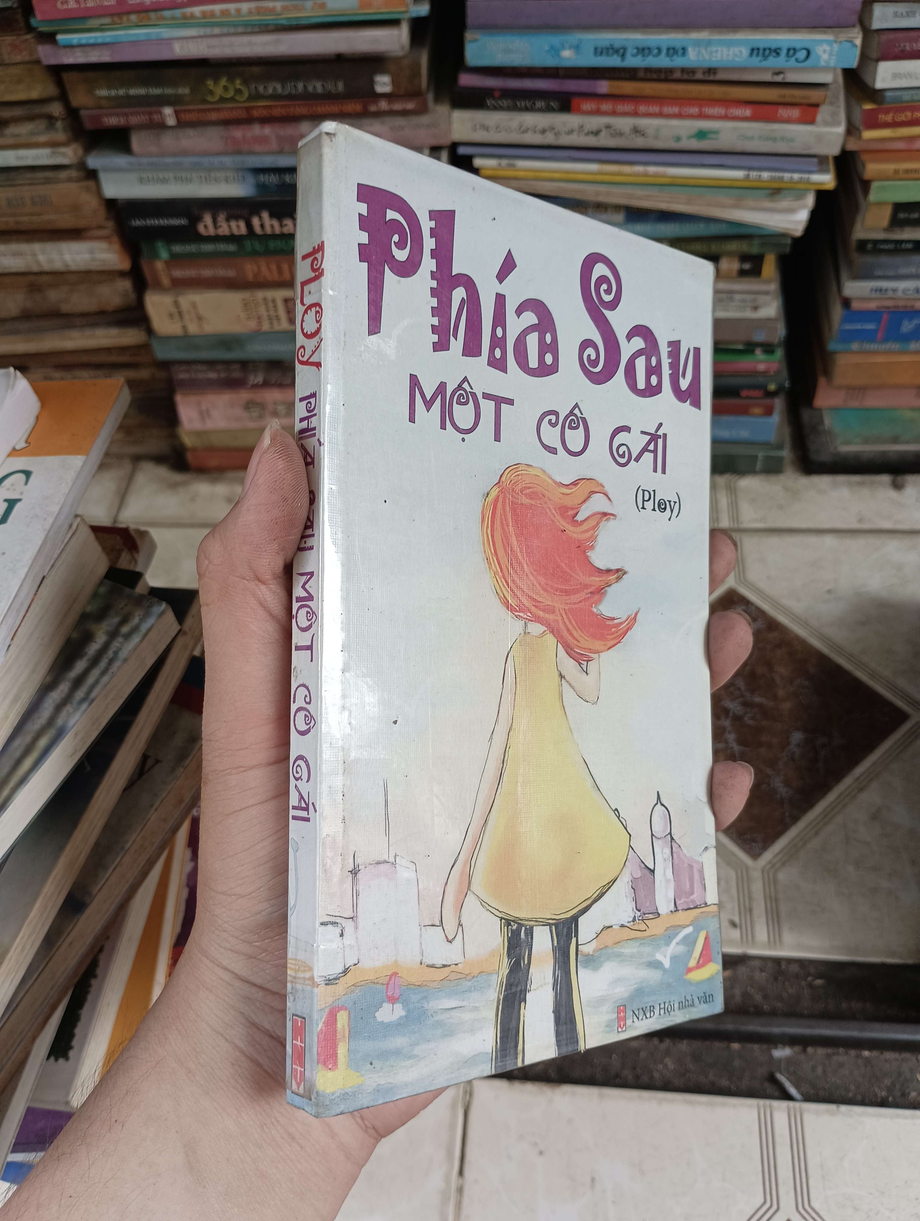 Phía Sau Một Cô Gái - Ploy (Tiểu Thuyết) BGB